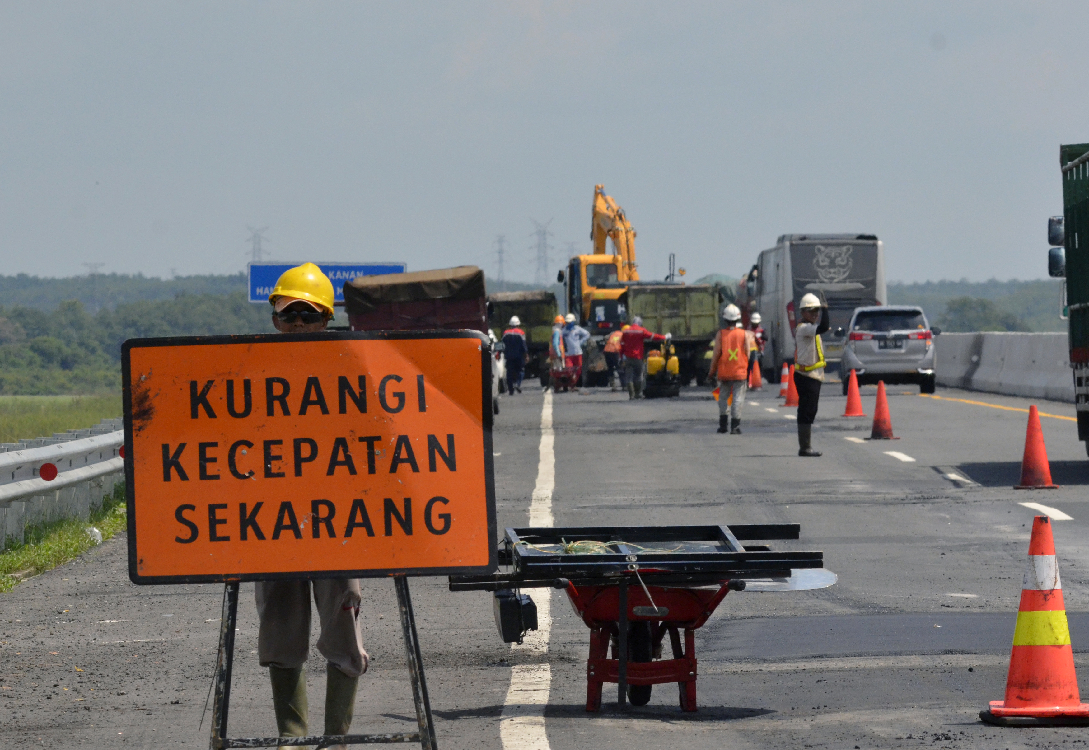 ekerja memperbaiki aspal yang rusak di Jalan Tol Trans Sumatera (JTTS) kilometer 191 Ruas Terbanggibesar-Pematangpanggang-Kayuagung, Lampung