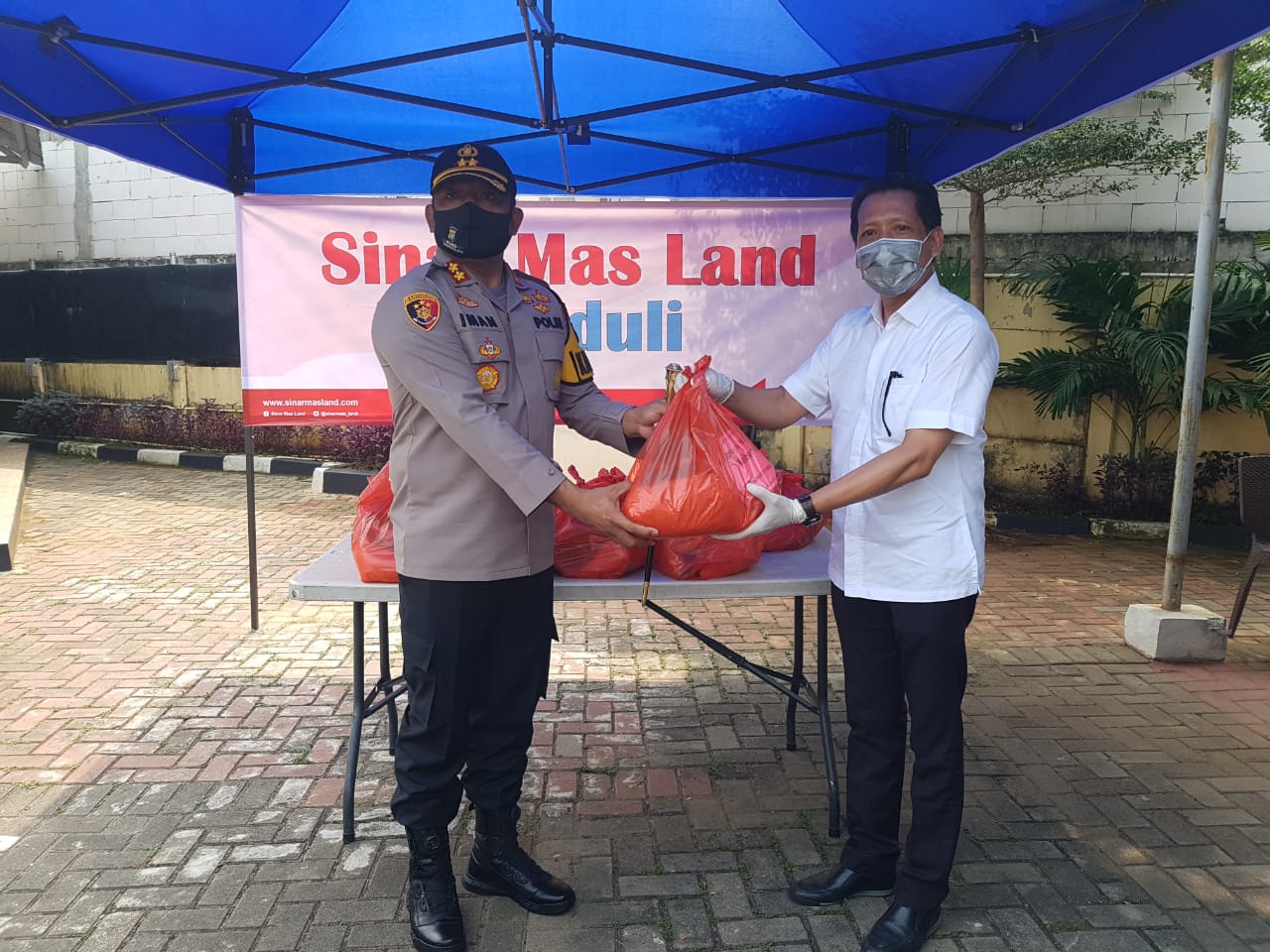 Corporate Affairs Division Head Sinar Mas Land, Dony Martadisata (kanan) menyerahkan bantuankepada Kapolres Tangsel AKBP Imam Setiawan.