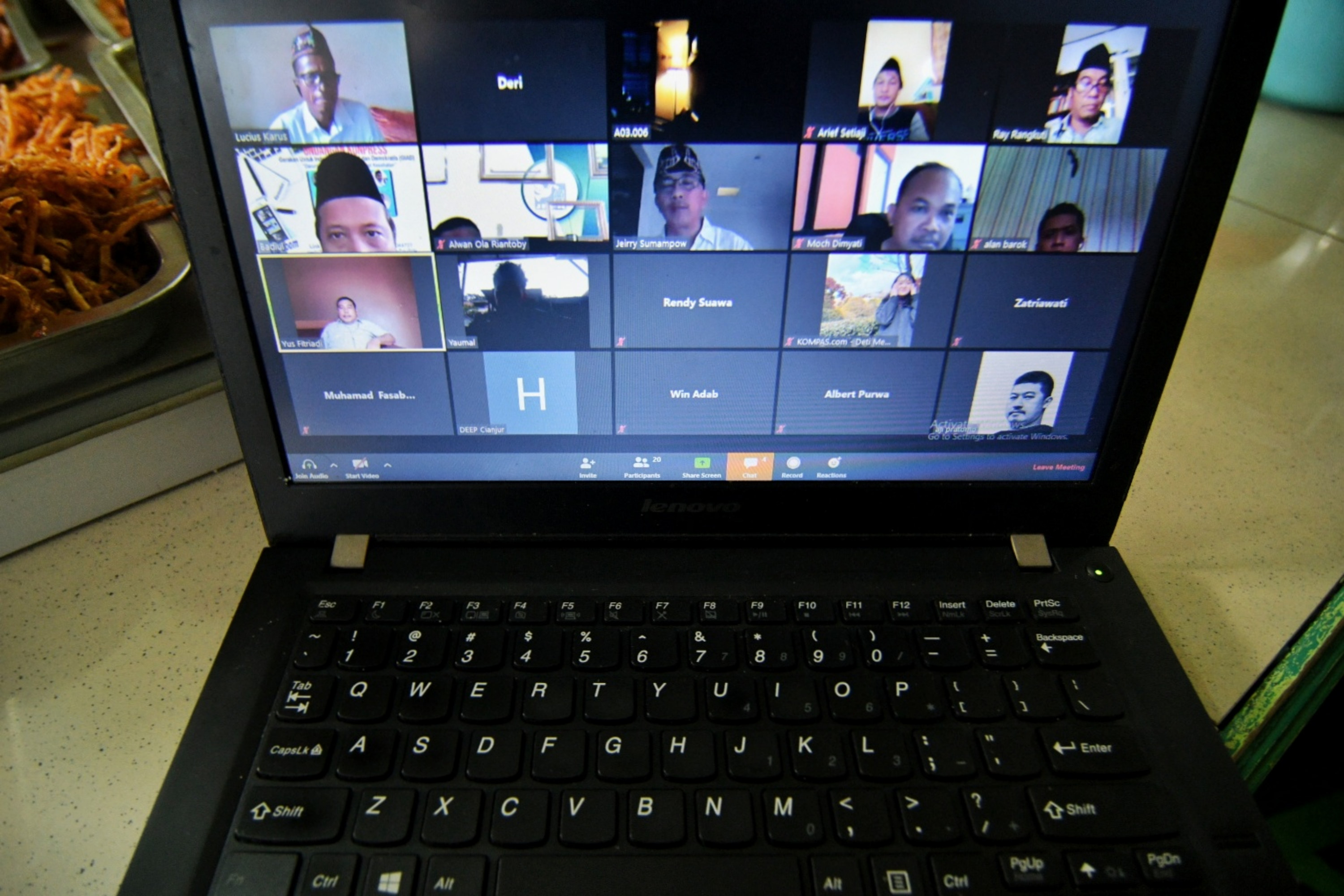  Wartawan menyaksikan diskusi online melalui aplikasi zoom di Jakarta.