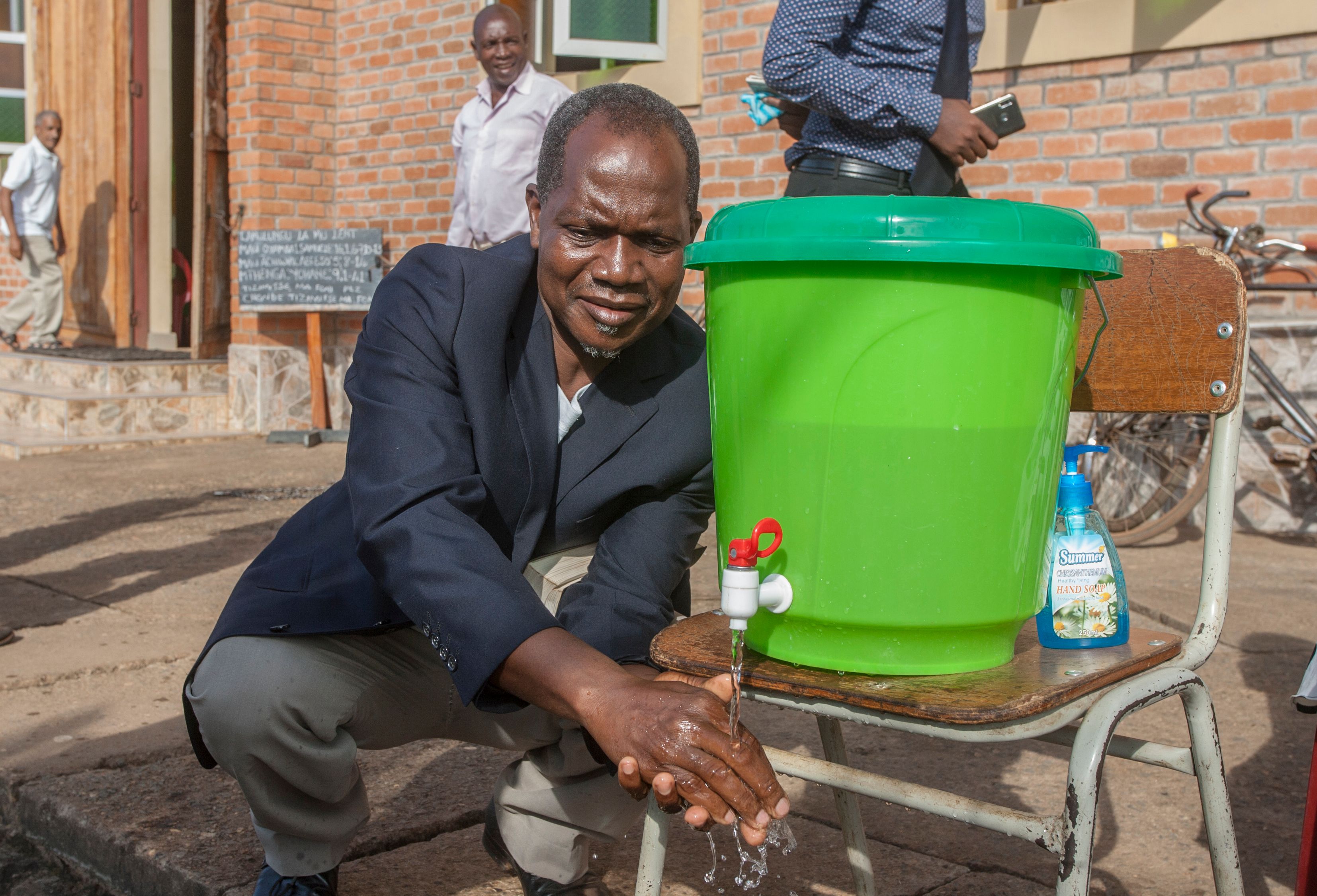 Umat mencuci tangan di Lilongwe, Malawi untuk mencegah penyebaran covid-19.