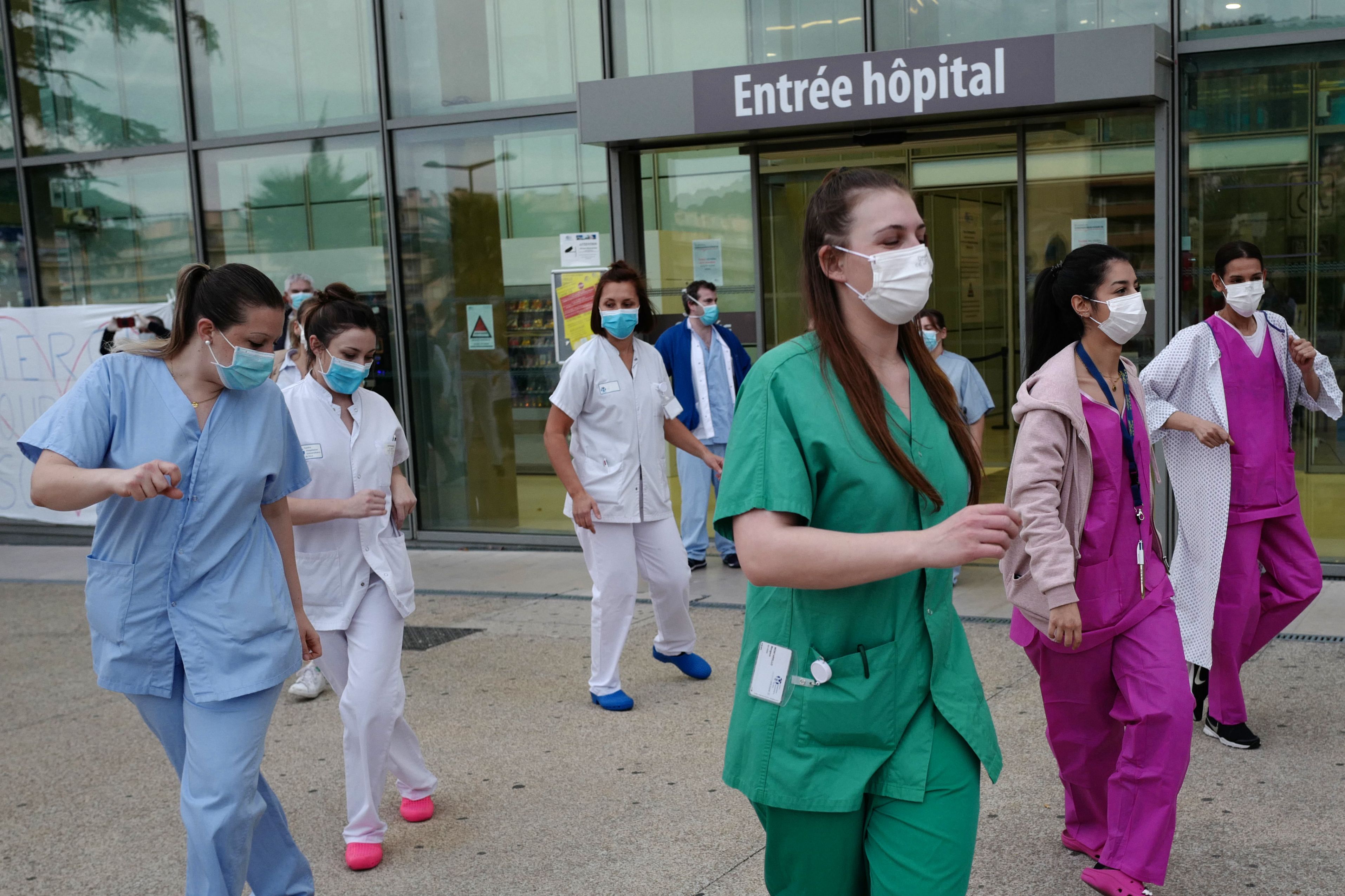 Petugas kesehatan menari di depan Rumah Sakit Universitas Pasteur di Nice, Prancis.