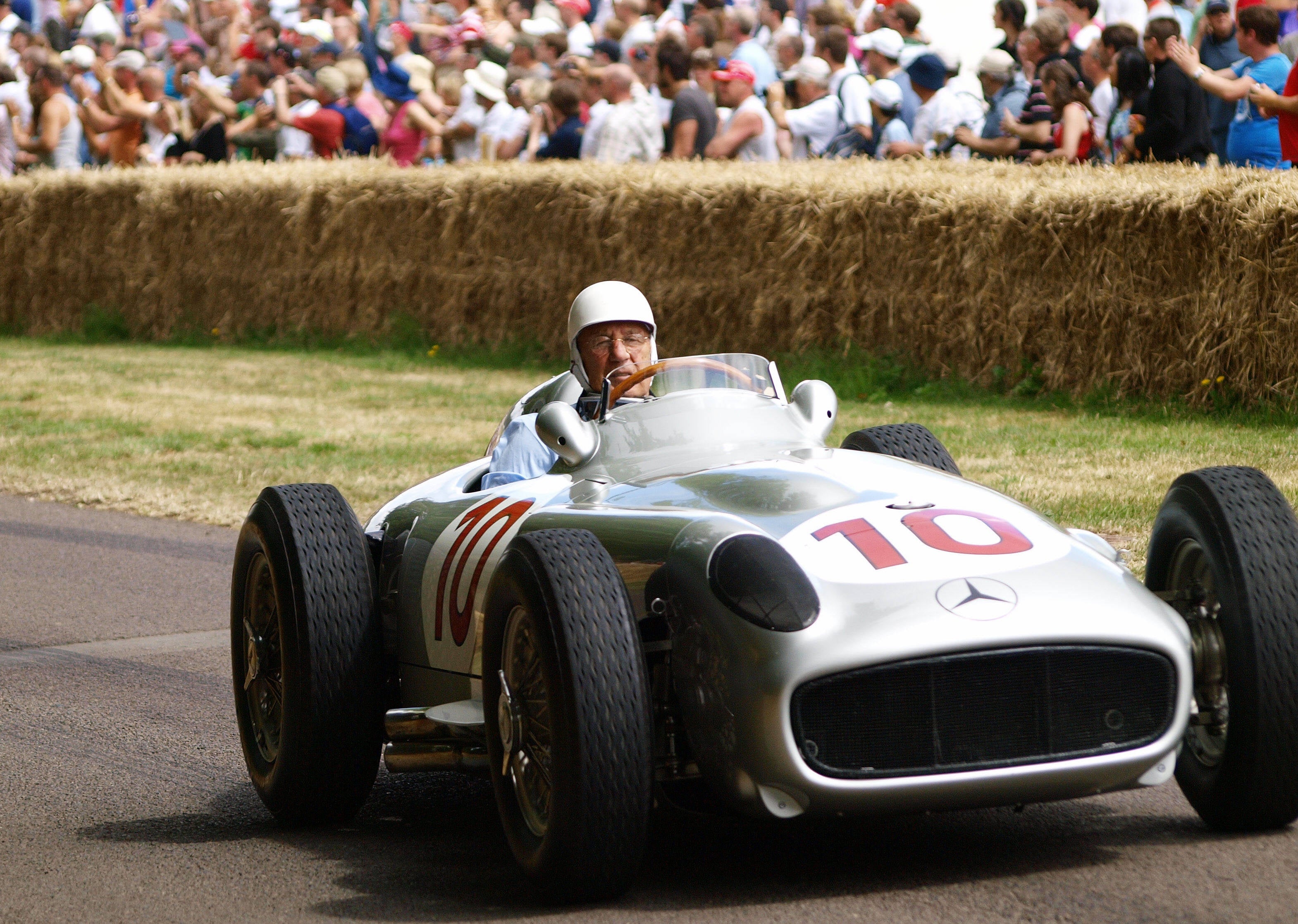 Stirling Moss saat mengendarai mobil balapnya di ajang Goodwood Festival of Speed 2009 silam