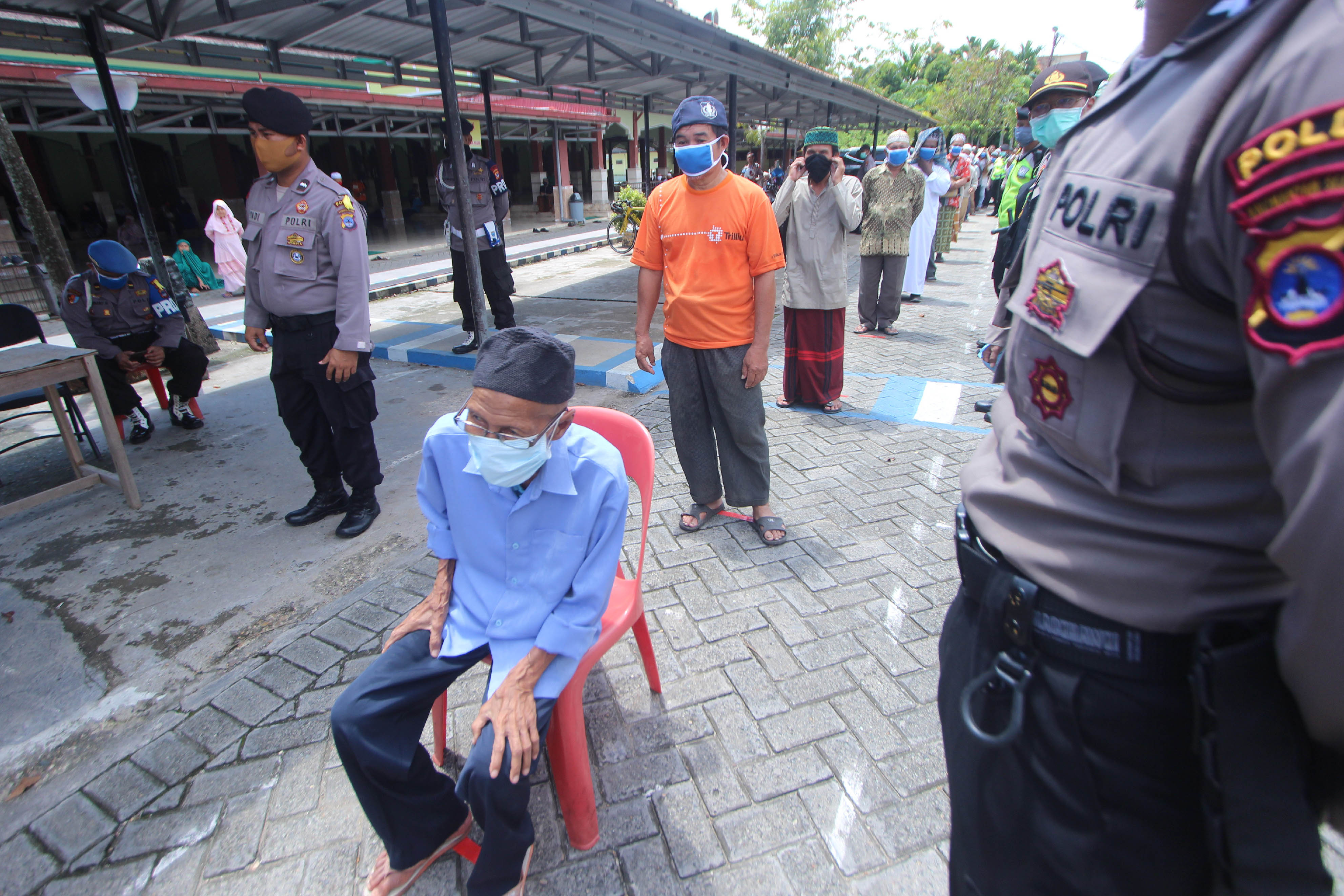 Warga antre untuk mendapatkan makanan gratis di halaman Masjid Jami, Banjarmasin, Kalimantan Selatan, Selasa (14/4).