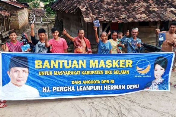 Politisi NasDem, Percha Leanpuri yang juga Anggota Komisi VI DPR RI, membagikan 20.000 masker dan sabun.