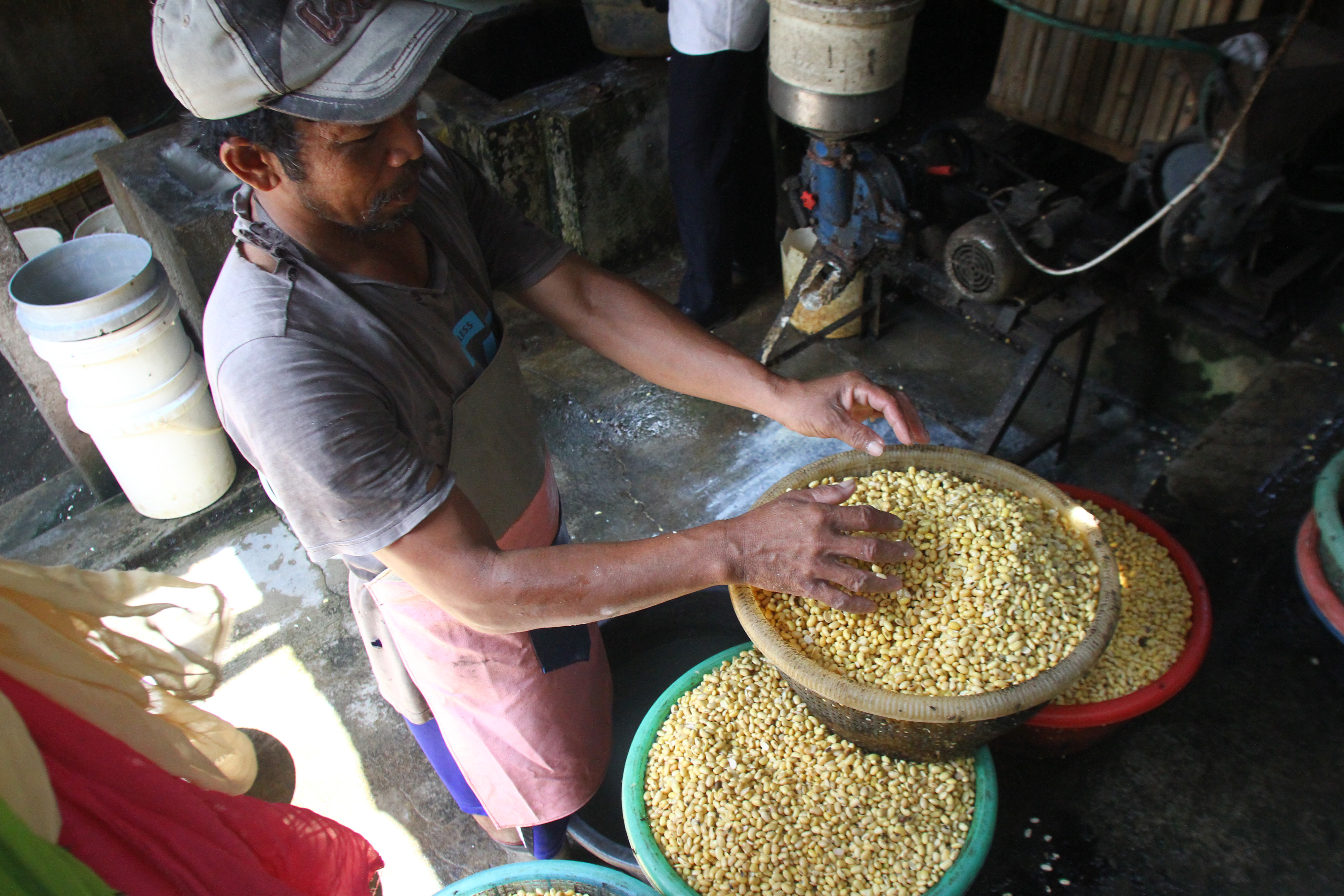 Perajin mencuci kedelai impor di sebuah pabrik tahu di Malang, Jawa Timur, Selasa (3/3/2020). 