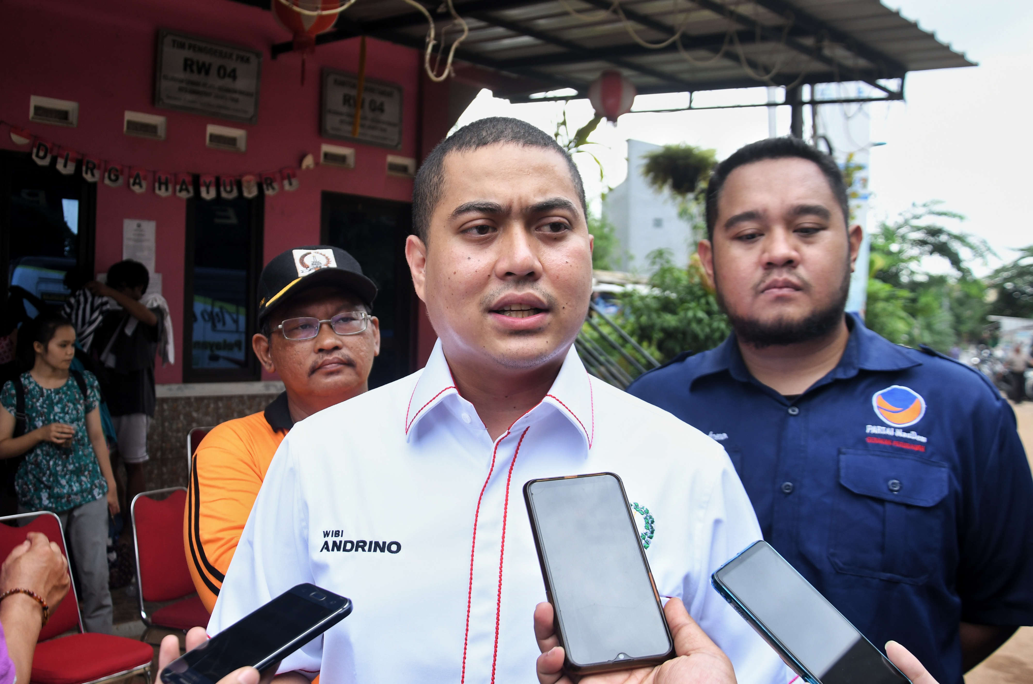  Ketua Fraksi Nasional Demokrat DPRD DKI Wibi Andriono (tengah) mengunjungi korban banjir di kawasan Cipinang Melayu, Jakarta