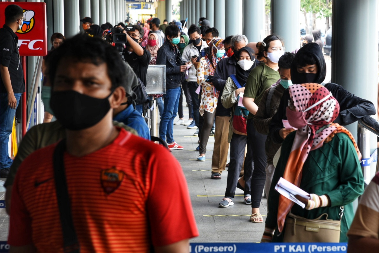 Ratusan calon penumpang mengantre untuk membatalkan tiket perjalanan kereta api di Stasiun Pasar Senen, Jakarta, Kamis (23/4).