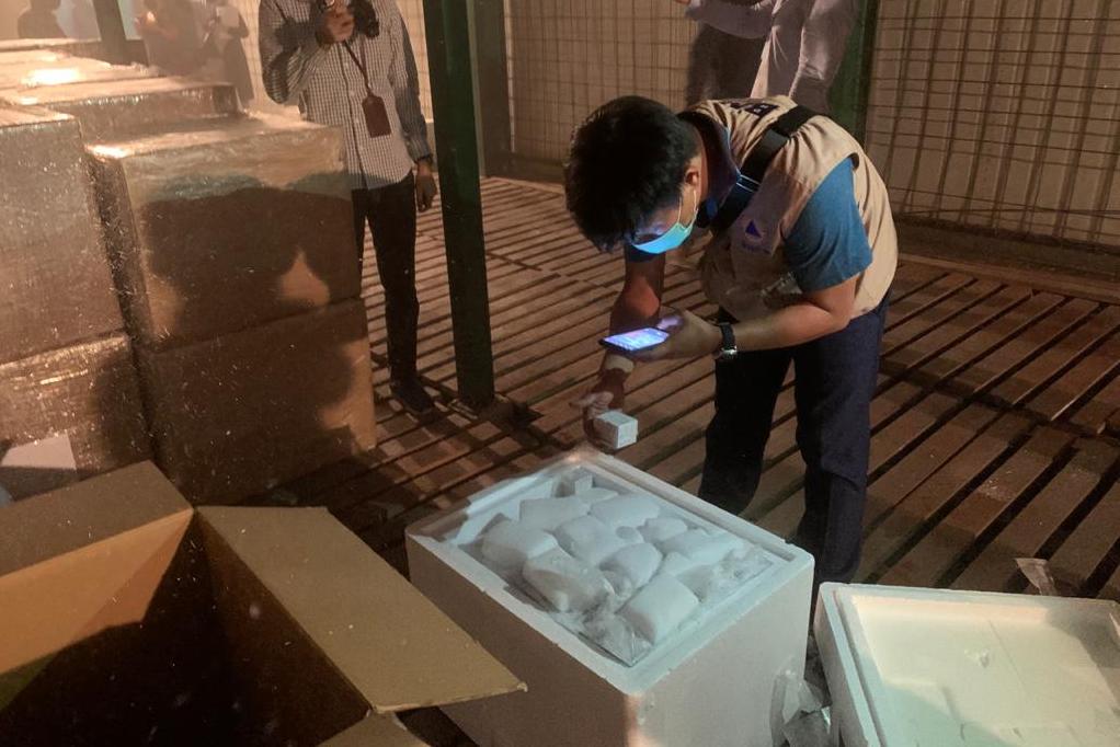 Penjemputan alat PCR di Bandara Soekarno Hatta