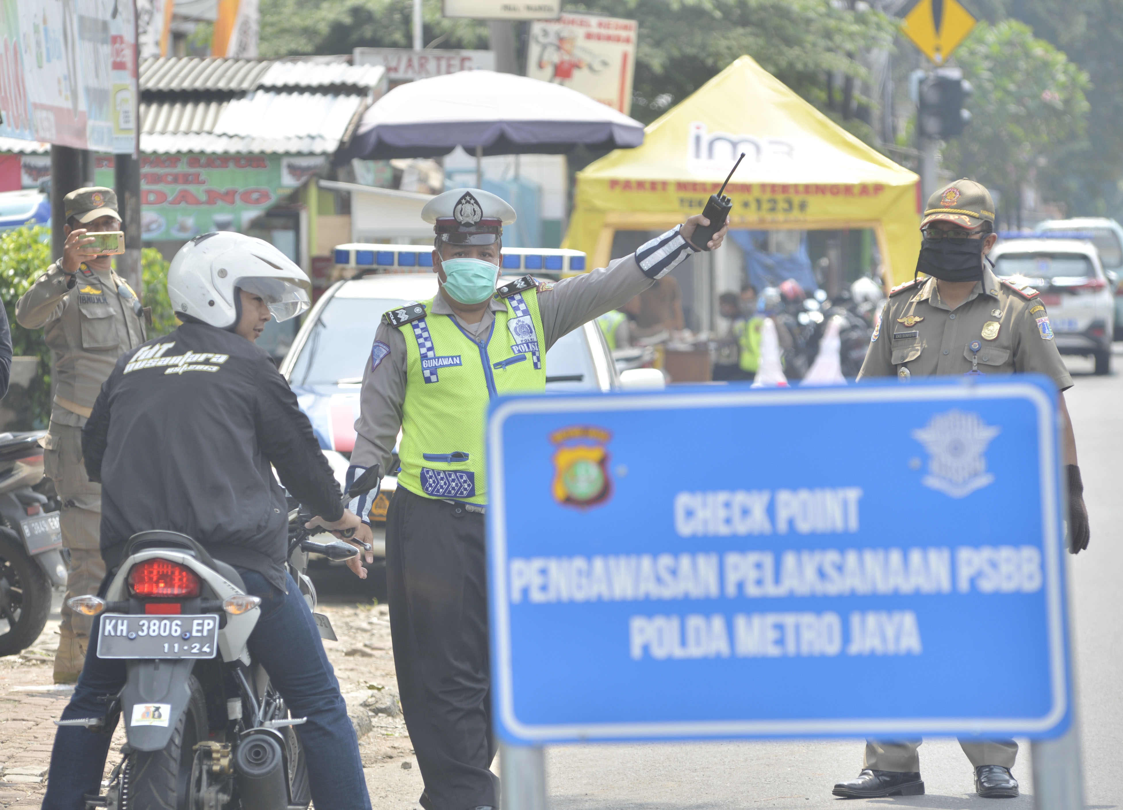 Pemeriksaan dan pengawasan kendaraan selama penerapan PSBB di wilayah Jakarta