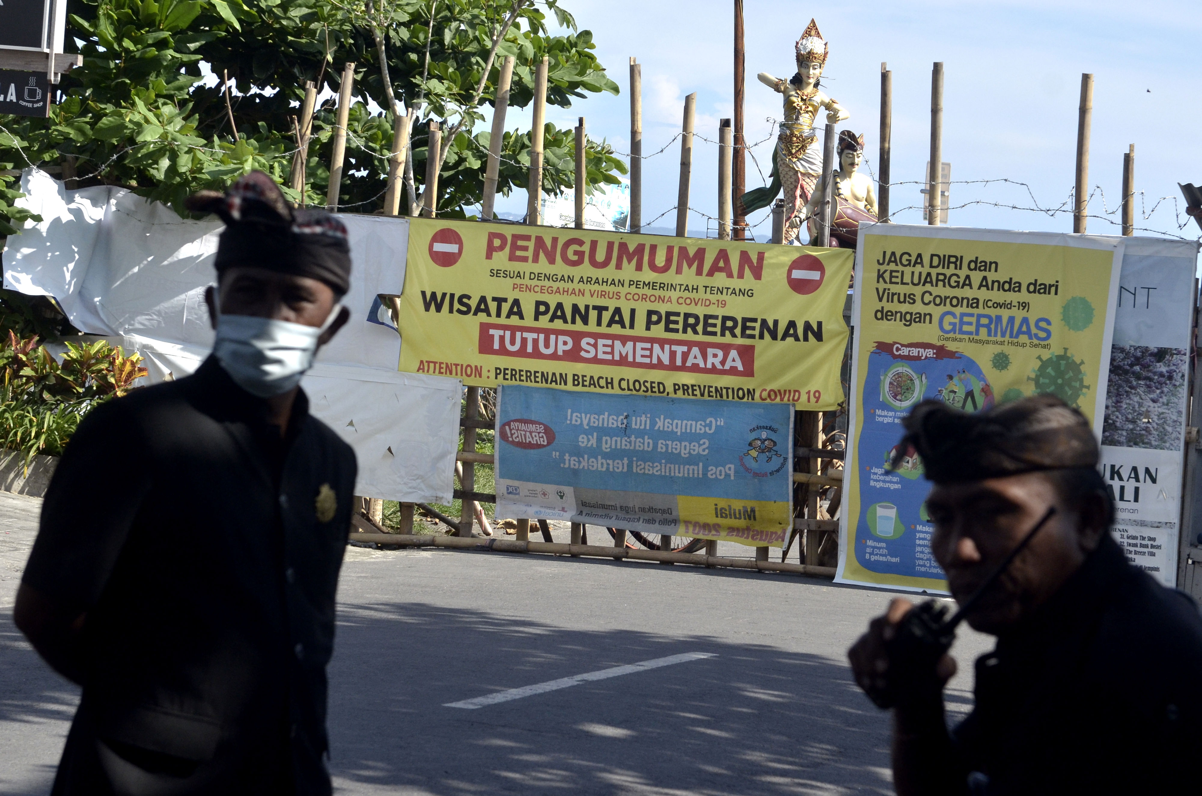 Petugas berjaga di sekitar akses masuk kawasan wisata Pantai Pererenan yang ditutup sementara di Badung, Bali.