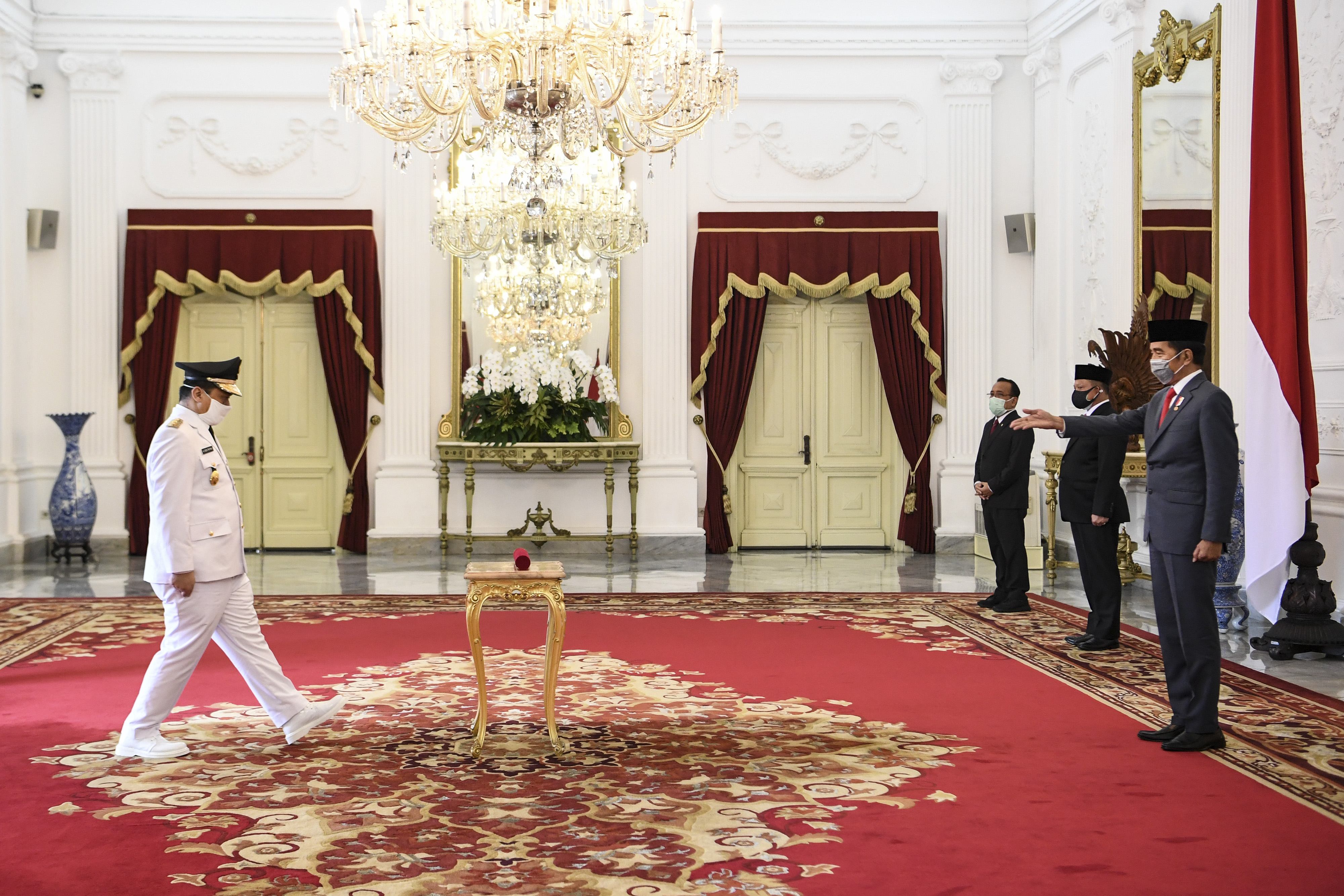 Presiden Joko Widodo bersiap melantik Wakil Gubernur DKI Jakarta, Ahmad Riza Patria, di Istana Kepresidenan.