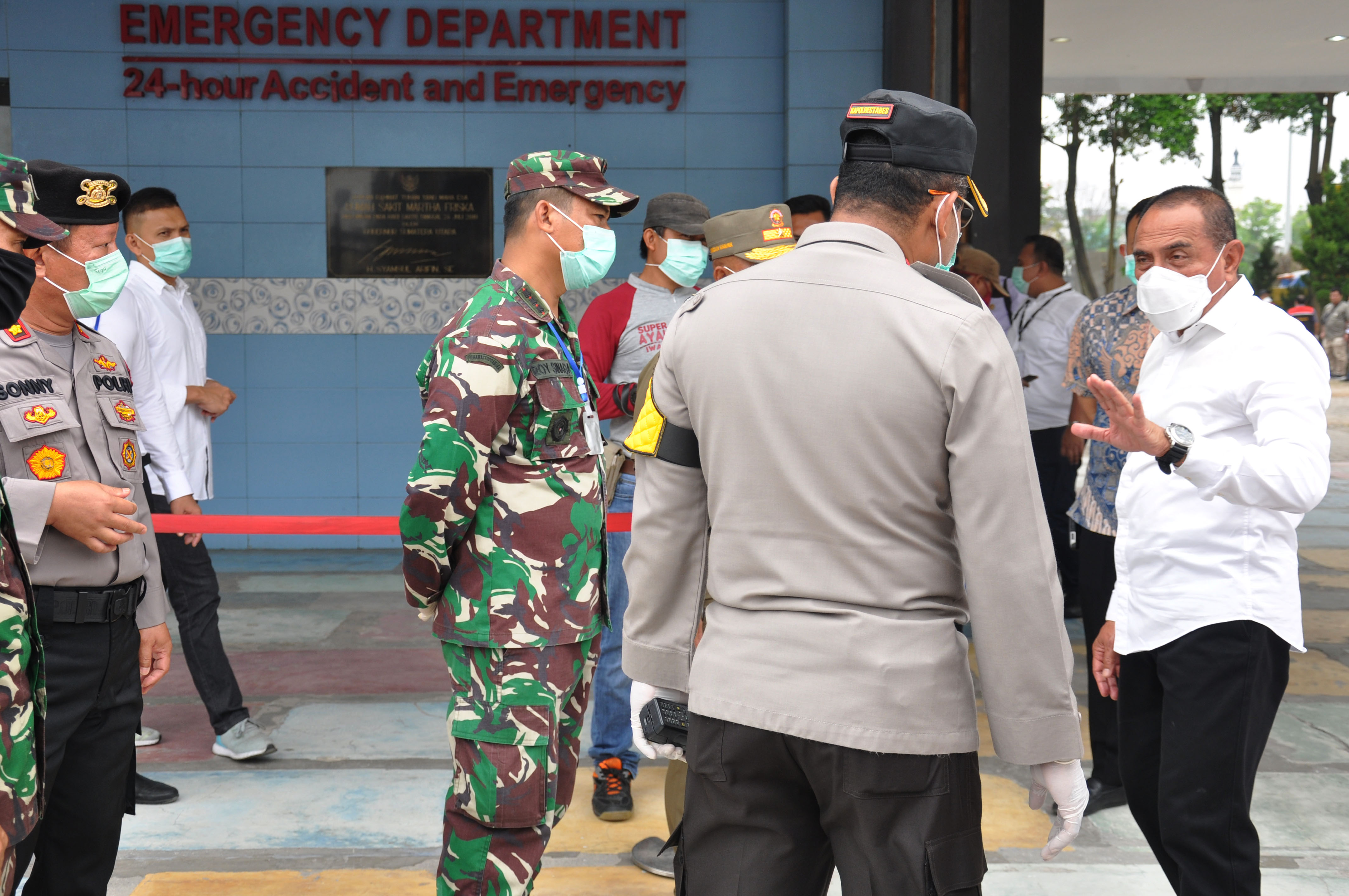 Gubernur Sumut Edy Rahmayadi (kanan) memberikan arahan kepada petugas gugus tugas penanganan COVID-19 Sumut di Rumah Sakit rujukan  