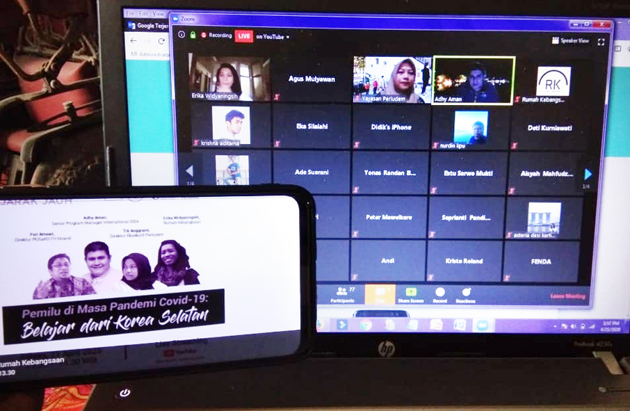 Ilustrasi--Diskusi virtual menggunakan aplikasi Zoom.