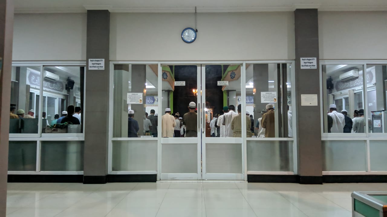 Sejumlah umat Islam melaksanakan shalat Tarawih di Jakarta