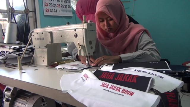 Pembuatan masker penyemangat dari Sidoarjo yang kini sangat diminati konsumen di tengah pandemi Covid-19.