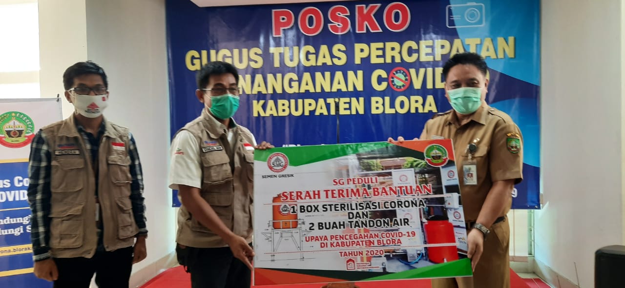 Syaichul Amin, Kepala Unit Komunikasi dan Bina Lingkungan PT Semen Gresik menyerahkan bantuan ke Sekda Blora Komang Gede Irawadi