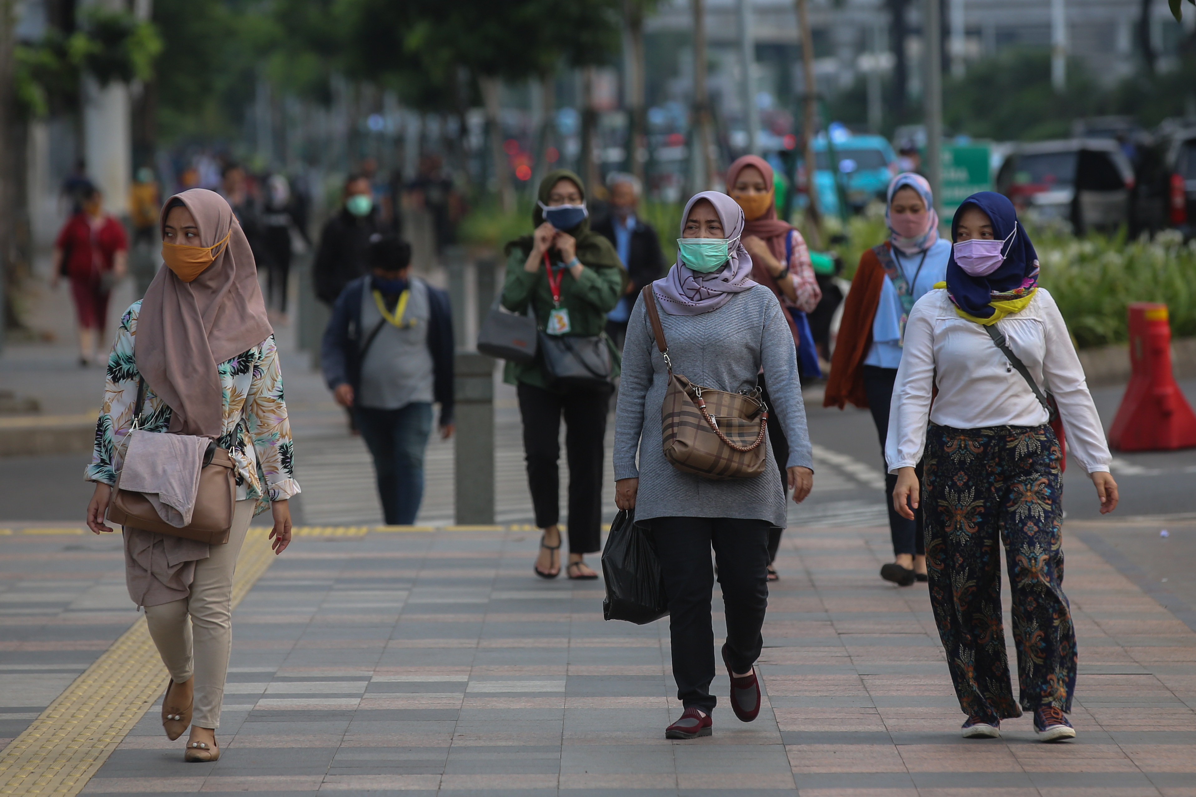 Pergerakan pekerja masih banyak karena sejumlah perusahaan masih beroperasi, termasuk sektor yang dikecualikan