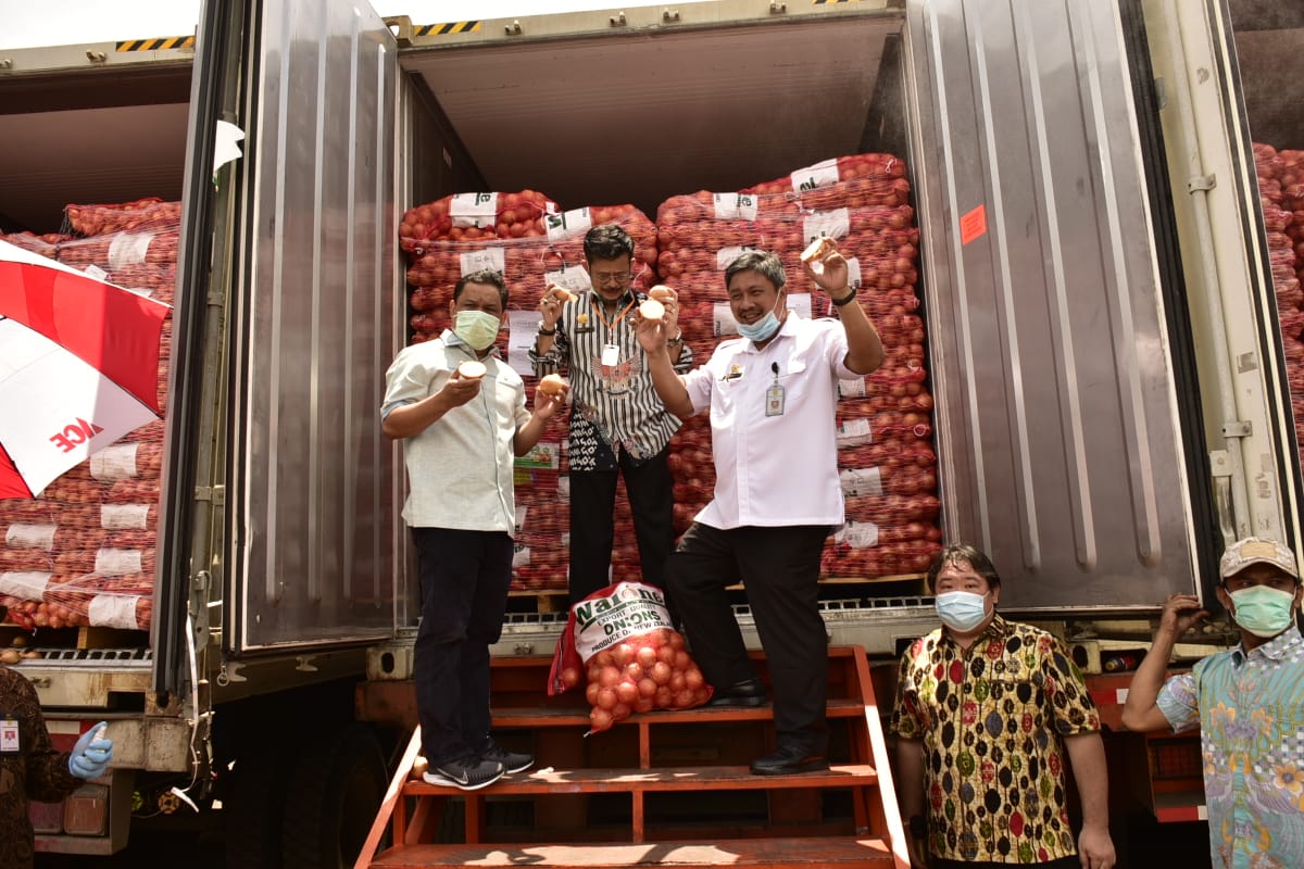 Mentan Syahrul Yasin Limpo (kedua dari kiri) mengecek ketersediaan bawang bombai ke gudang salah satu importir demi memastikan stok cukup.