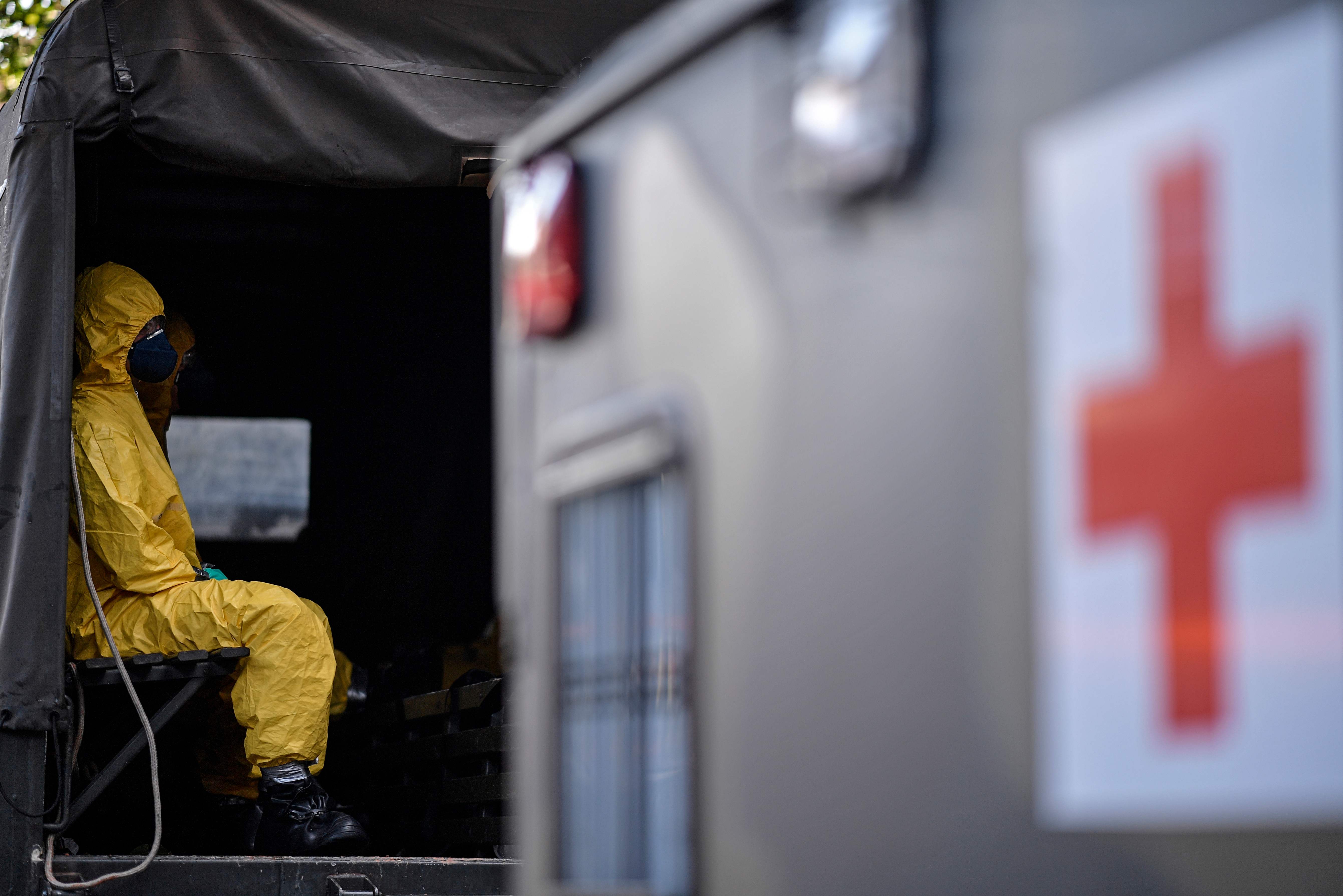 Tentara Brasil  berjaga di truk militer di depan stasiun bus Belo Horizonte, Brasil di tengah wabah korona di wilayah itu.