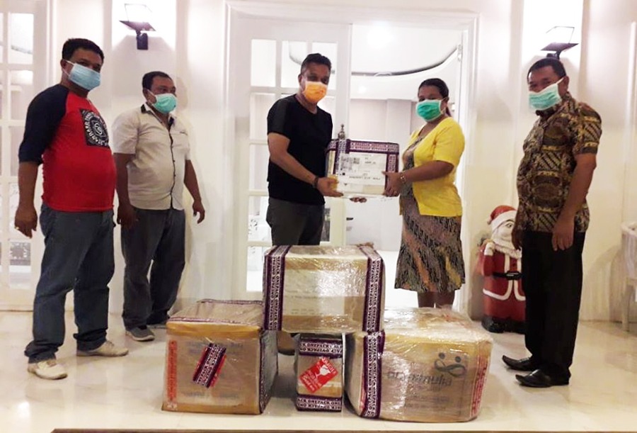 Dompet Kemanusiaan Media Grup menyerahkan bantuan alat pelindung diri  kepada tim medis di Kabupaten Sikka, Senin (13/4/2020).