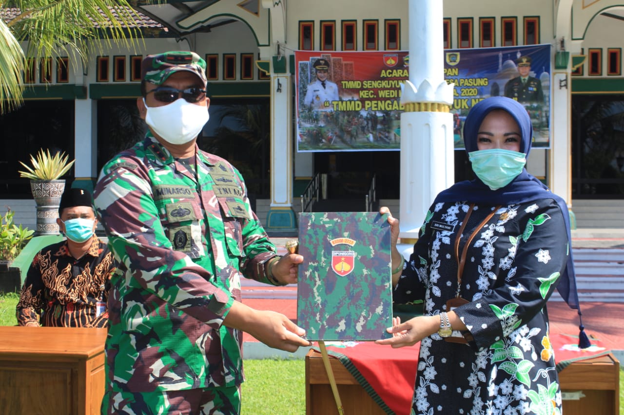 Dandim 0723 Klaten Letkol (Kav) Minarso menyerahkan dokumen hasil pekerjaan TMMD Sengkuyung I kepada Bupati Sri Mulyani, Selasa (14/4).