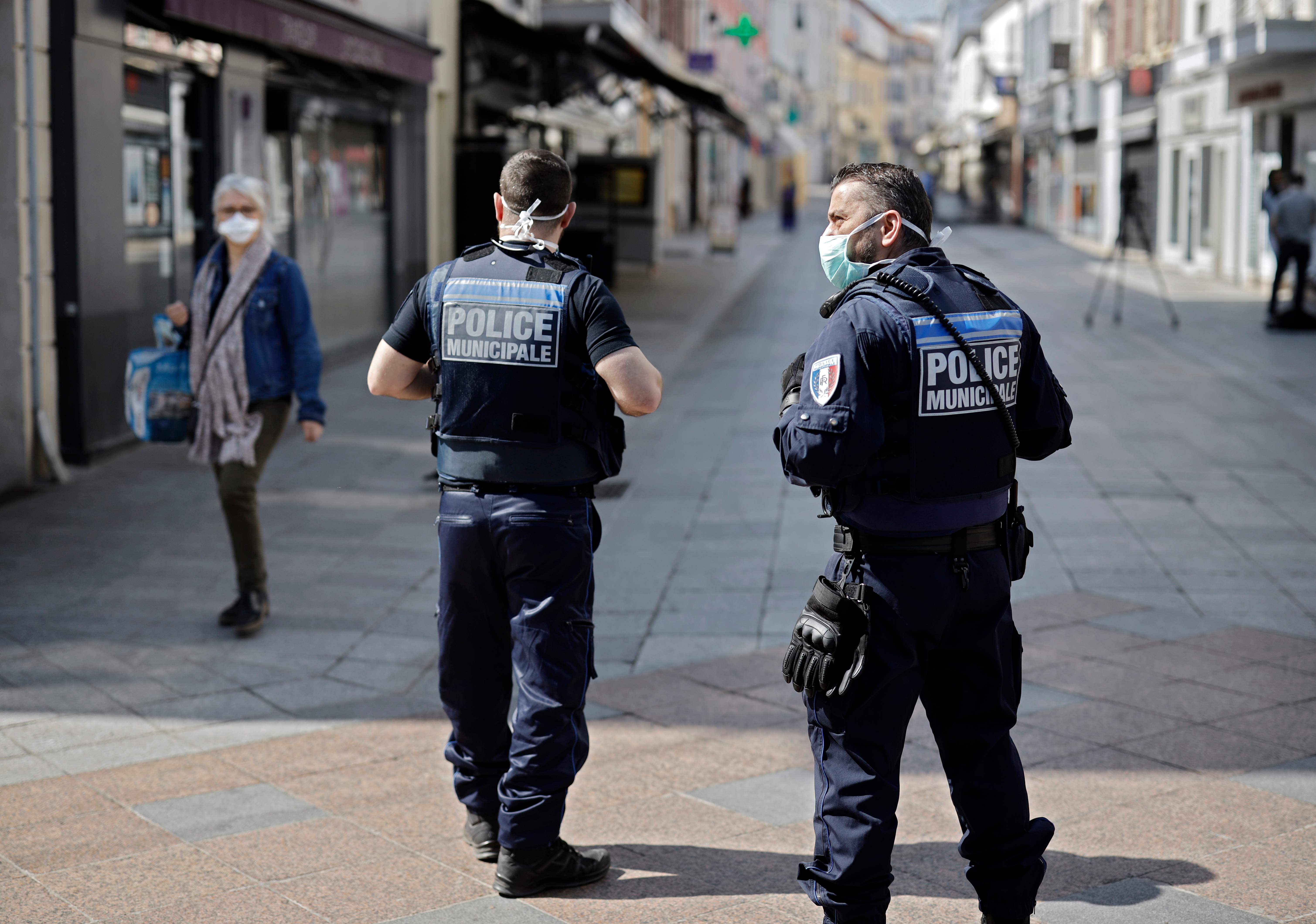 Polisi Prancis melakukan patroli di Sceaux, selatan Paris, saat pemerintah Prancis memberlakukan lockdown akibat pandemi Covid-19.  