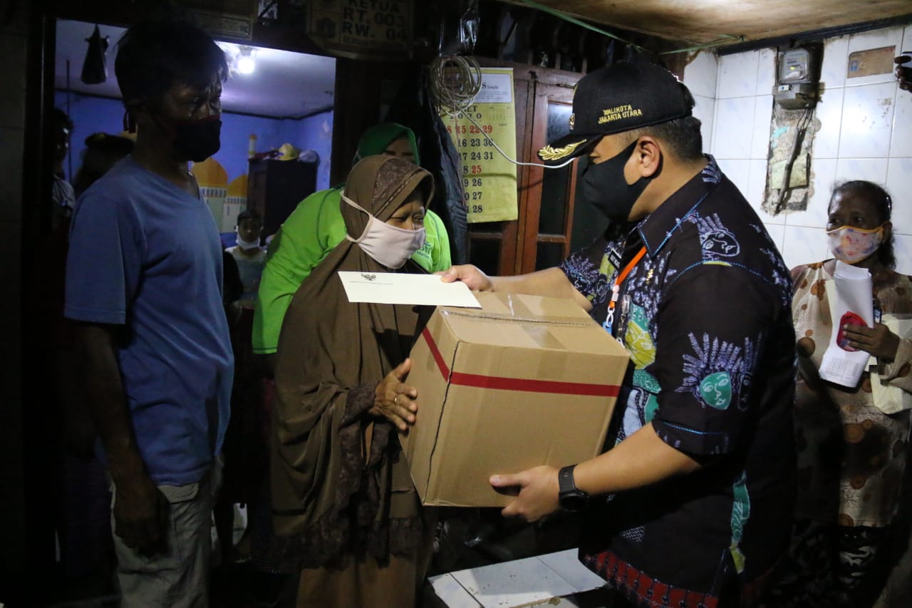 Pembagian sembako oleh Pemprov DKI