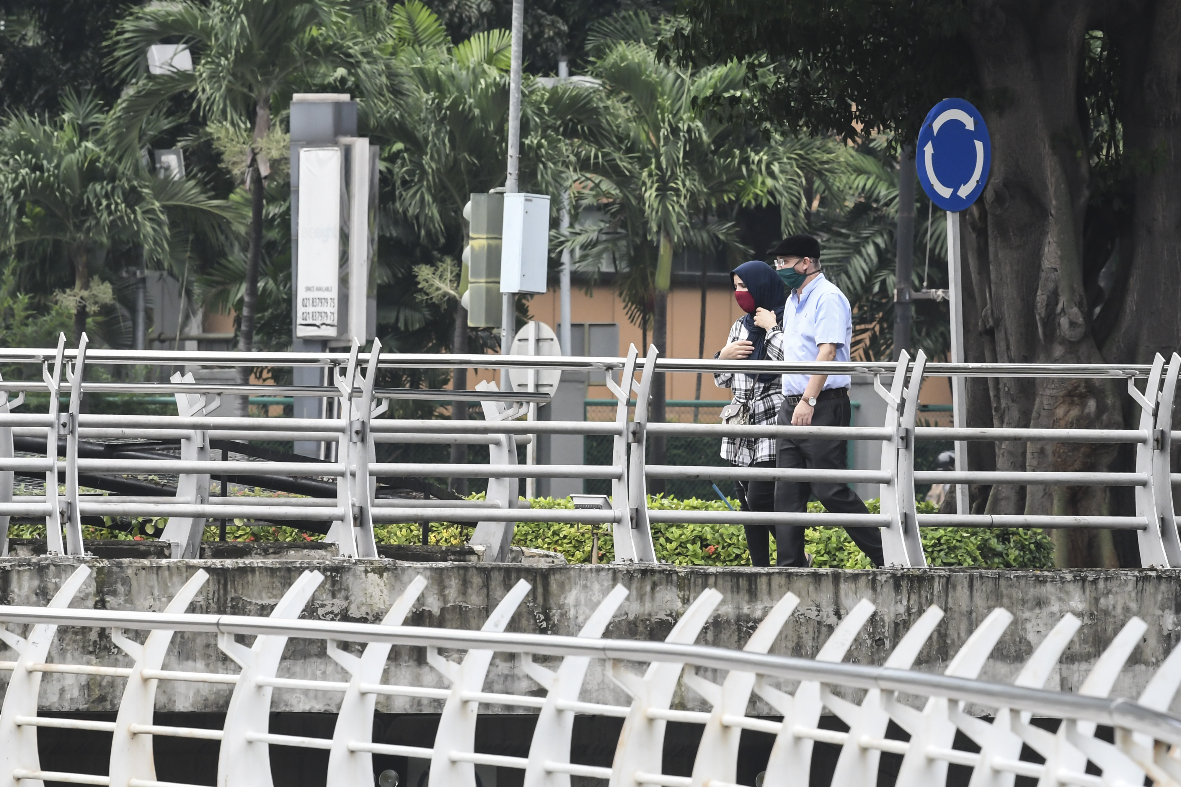 Warga berjalan saat pemberlakukan PSBB di Jakarta, Rabu (15/4). 