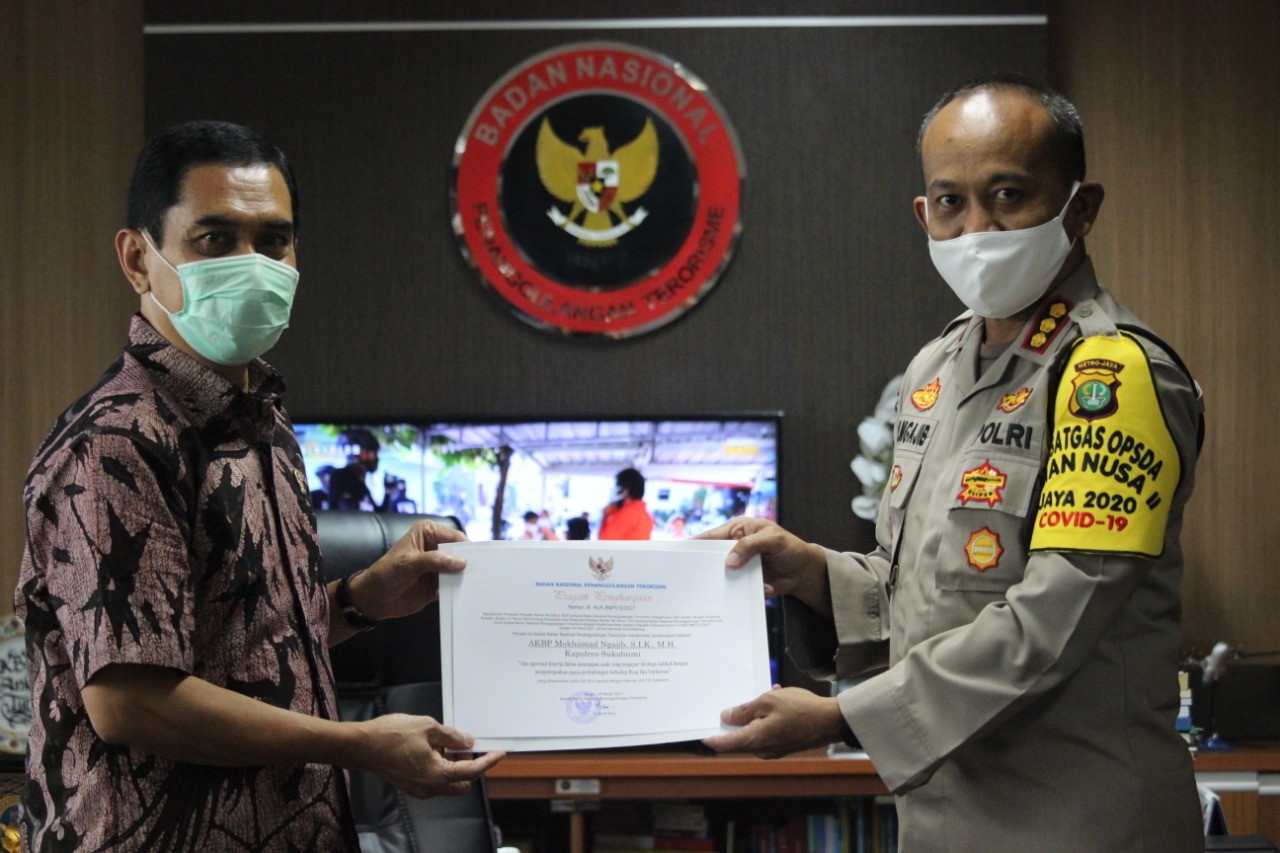 Kombes M Ngajib saat mendapat pengkargaan dari Kepala BNPT Komjen Suhardi Alius.