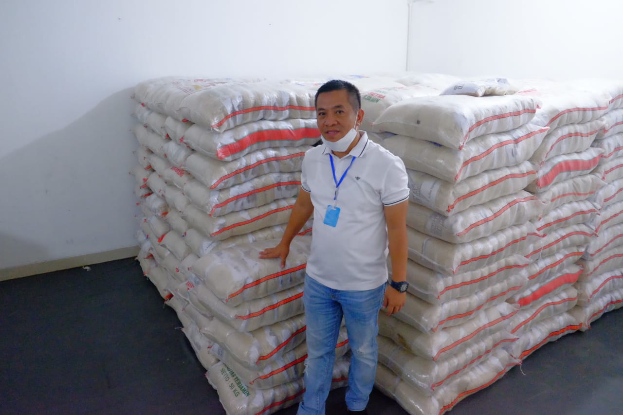 Pengusaha muda Karawang, Aep Syaepuloh membagikan sembako bagi warga terdampak Covid-19.