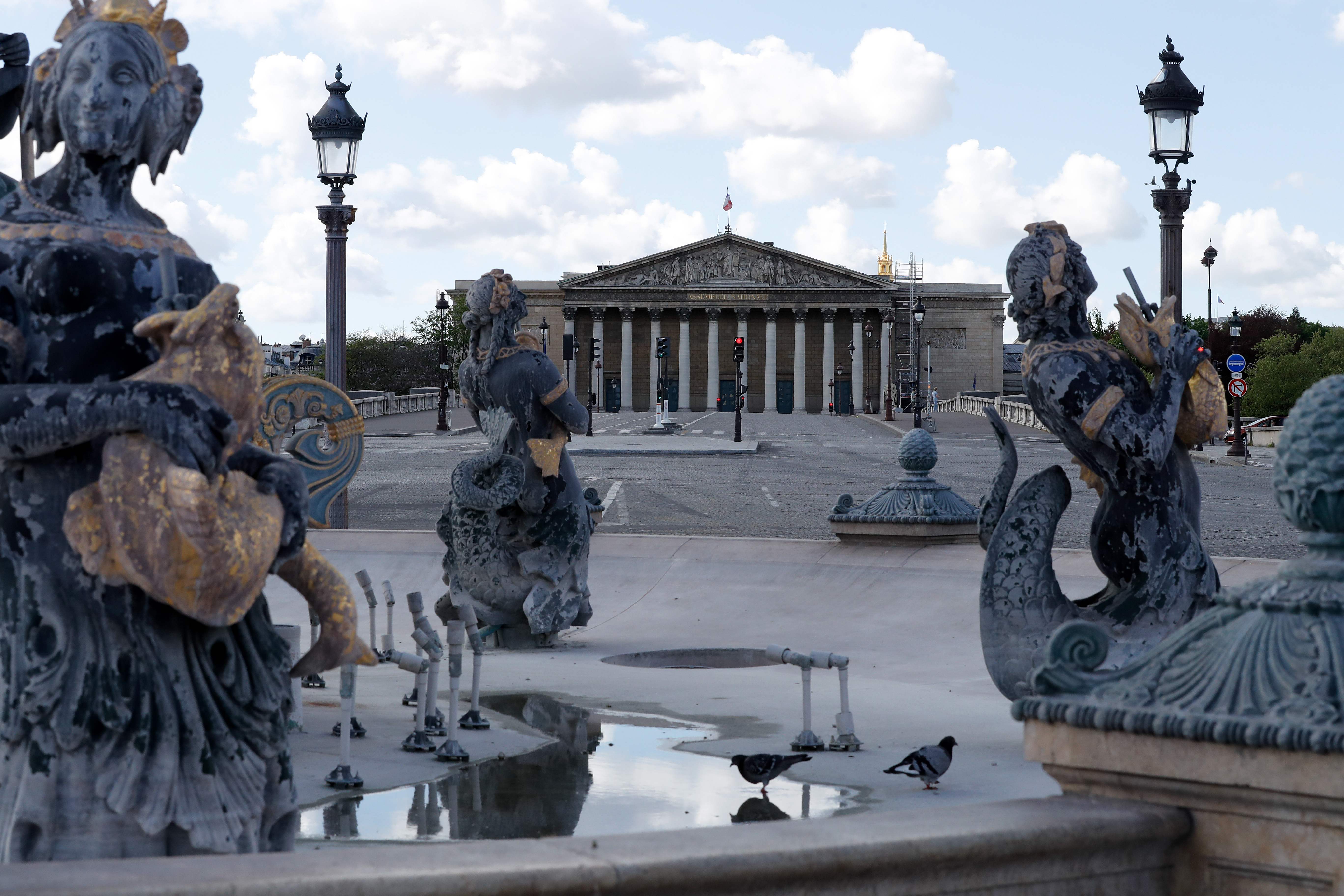 Palais Bourbon yang merupakan kantor DPR Prancis di Paris terlihat kosong akibat lockdown yang diberlakukan di negara itu.