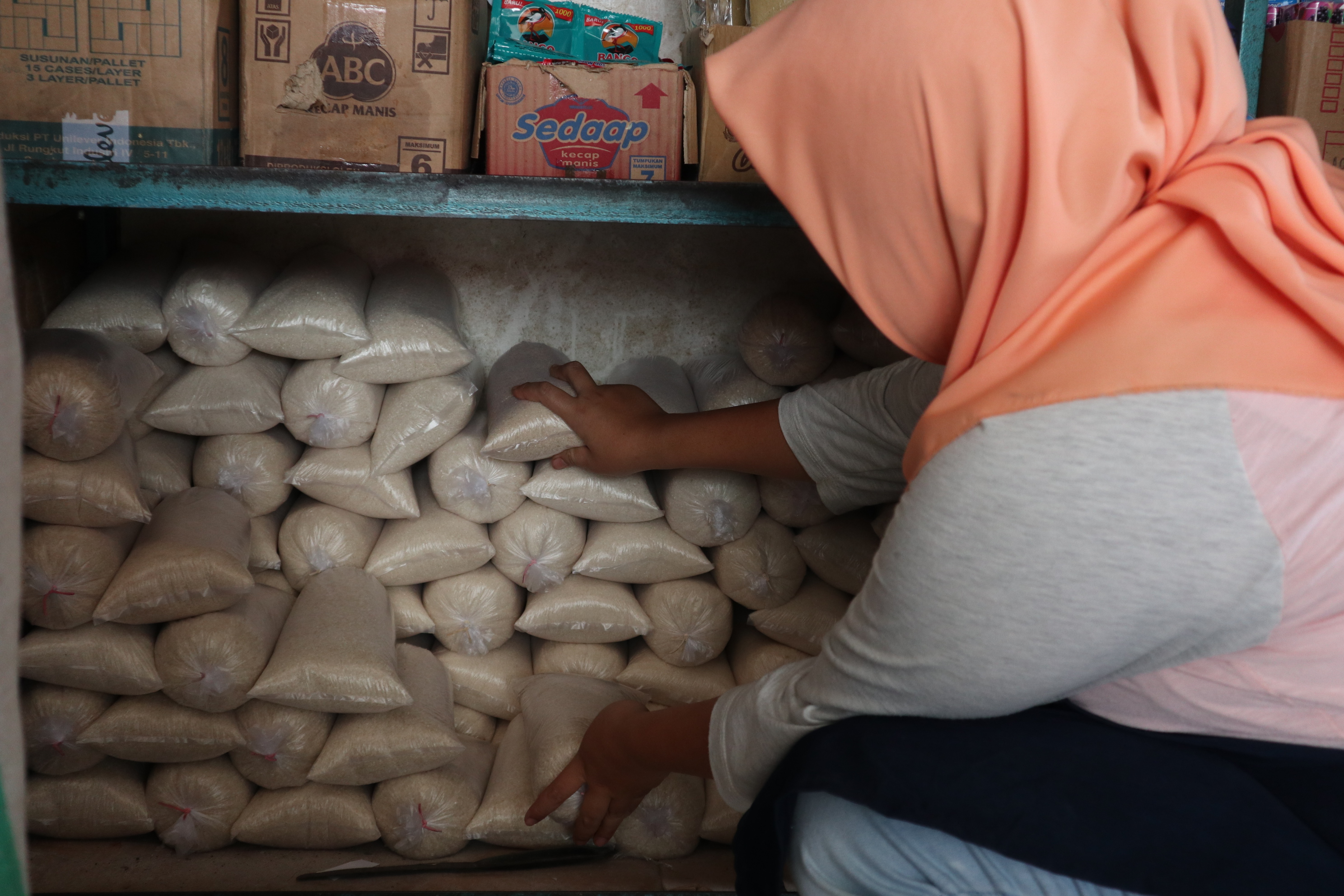 Pedagang di Rolikuran Pasar Kliwon Temanggung sedang merapikan pasokan gula pasir.