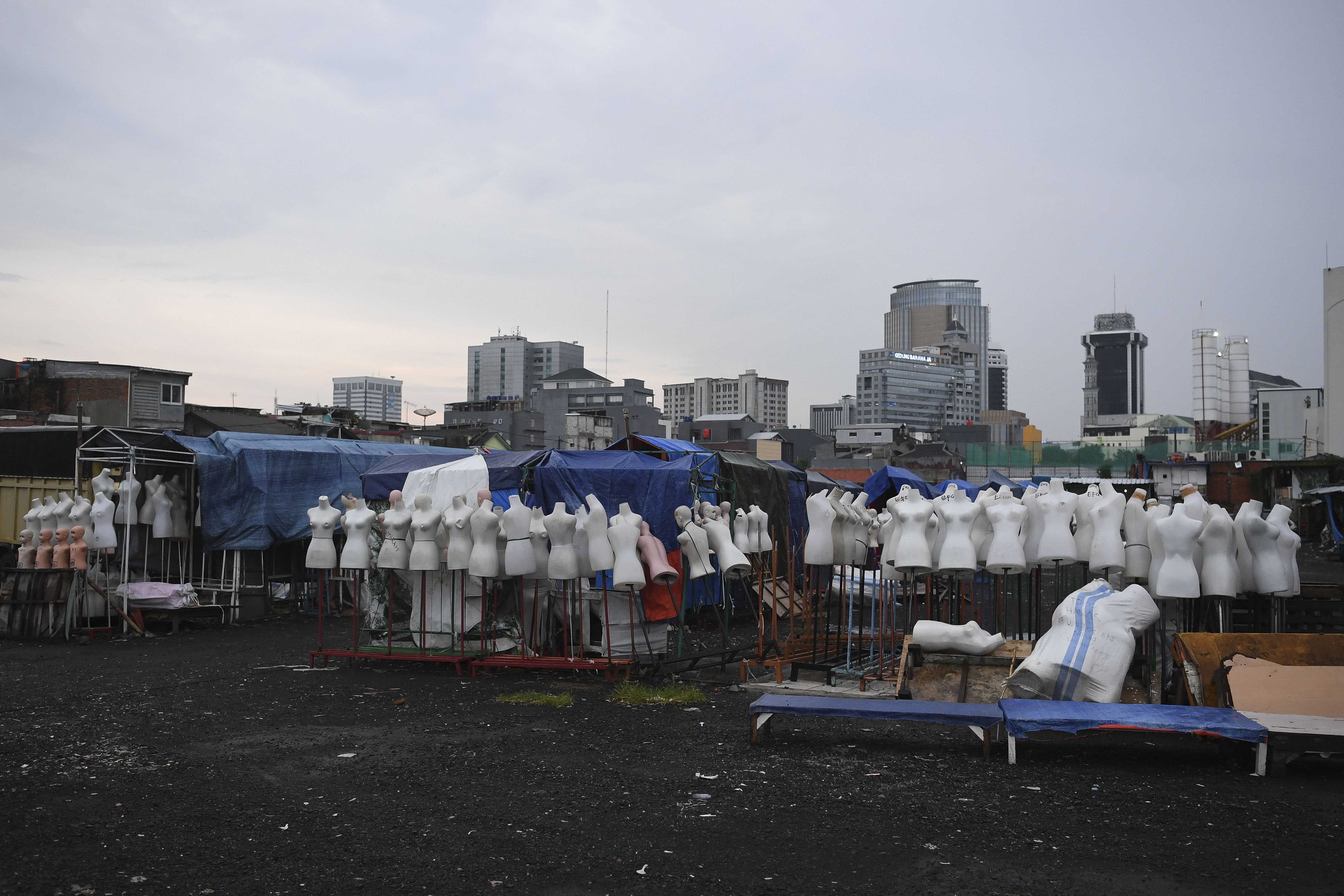 Akibat kawasan Pasar Tanah Abang tutup, deretan manekin tampak terbengkalai.