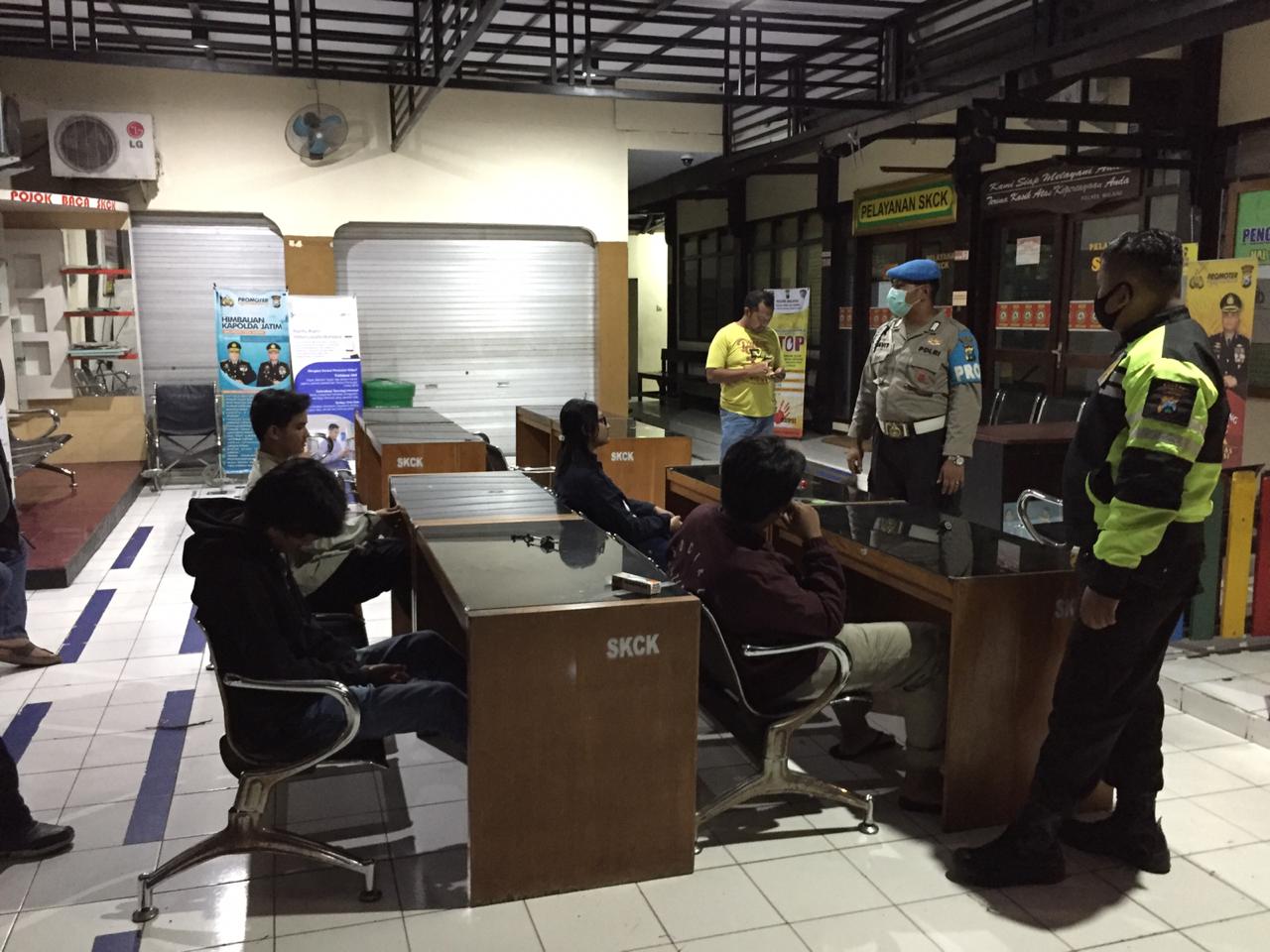 Personel Kepolisian Resor Malang, Jawa Timur, membubarkan warga yang masih nongkrong guna mencegah persebaran covid-19, Sabtu (11/4) malam.