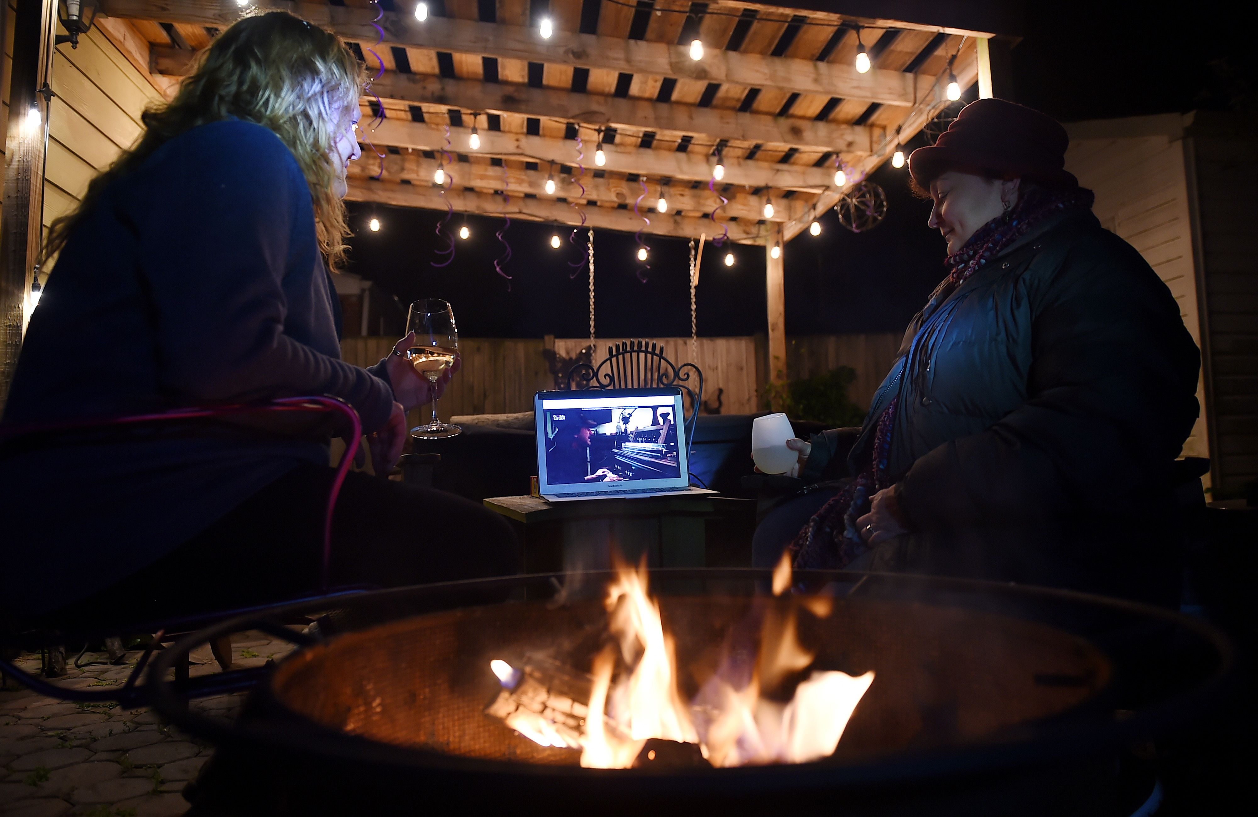 Warga di  Arlington, Virginia tengah menyaksikan penampilan Eddie Vedder dalam konser mega virtual, Jumat (18/4) malam waktu AS.