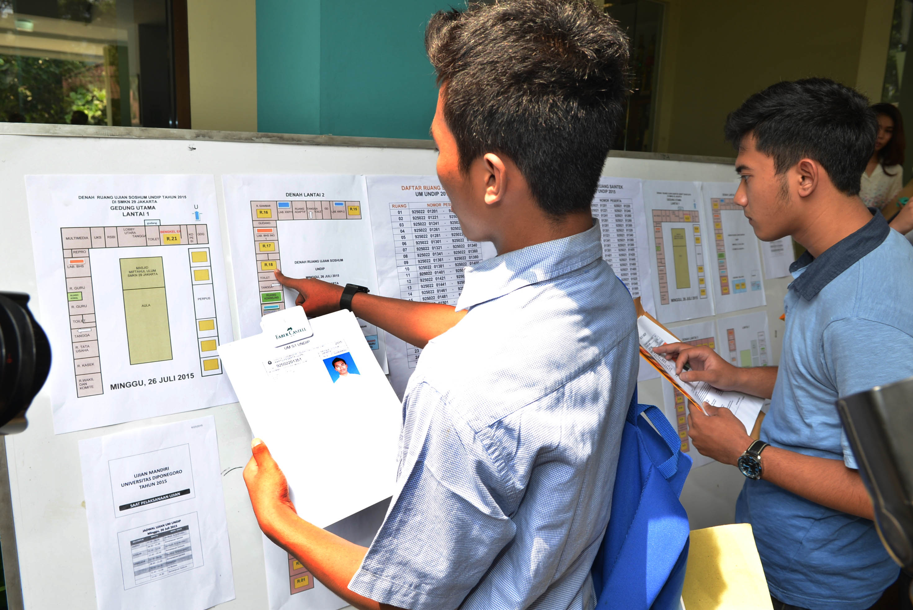 Calon mahasiswa melihat denah lokasi nomor ujian mereka sebelum ujian penerimaan mahasiswa baru, di Jakarta (26/7) lalu.