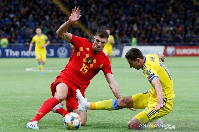 Bek tim nasional Belgia Thomas Meunier (kiri) berebut bola dengan pemain Kazakhstan Dmitri Shomko
