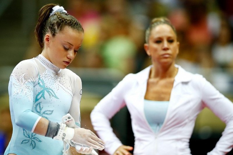 Pesenam Jazmyn Foberg disaksikan pelatihnya Maggie Haney pada sebuah kejuaraan senam di AS pada 2014.