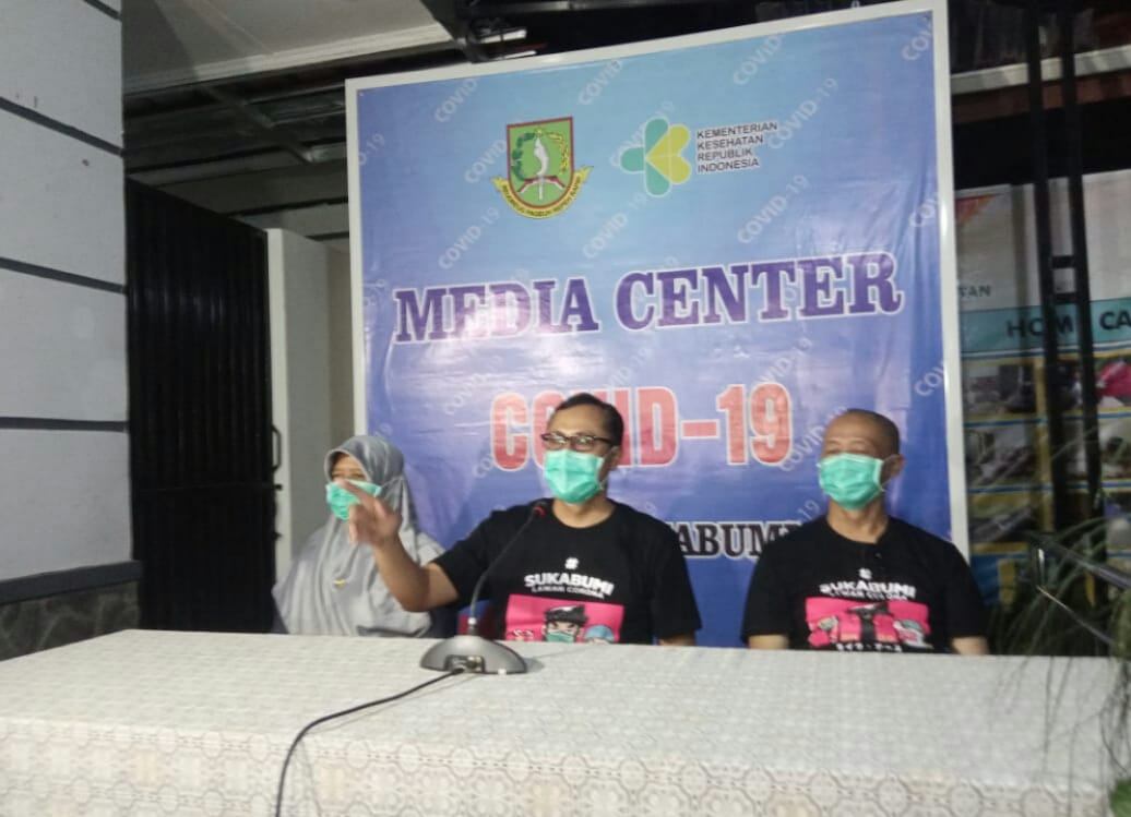 Wali Kota Sukabumi, Jawa Barat, Achmad Fahmi (tengah), memberikan keterangan pers terkait Covid-19, Rabu (1/4/2020).