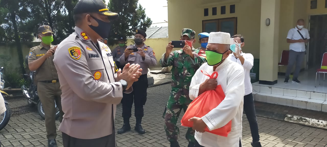 Sinar Mas Land menyalurkan bantuan 1.000 paket bahan pangan kepada warga di sekitar Kecamatan Cisauk.
