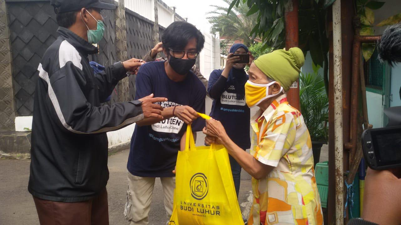 Tim aksi simpatik UBL bagikan logistik