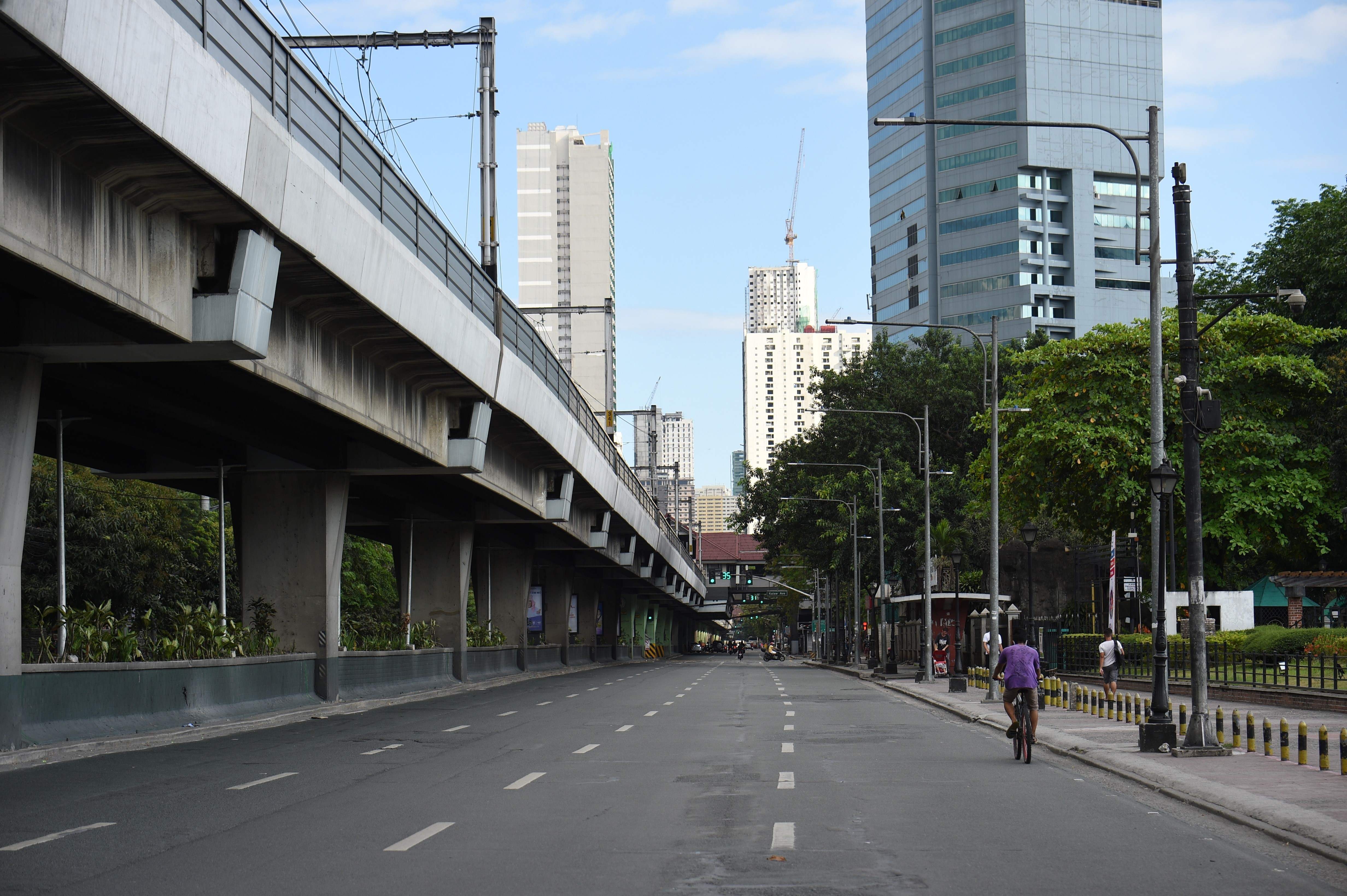 Situasi jalan yang lengang di Manila pada 20 Maret 2020 setelah pemerintah menyatakan ibu kota Filipina itu di-lockdown.