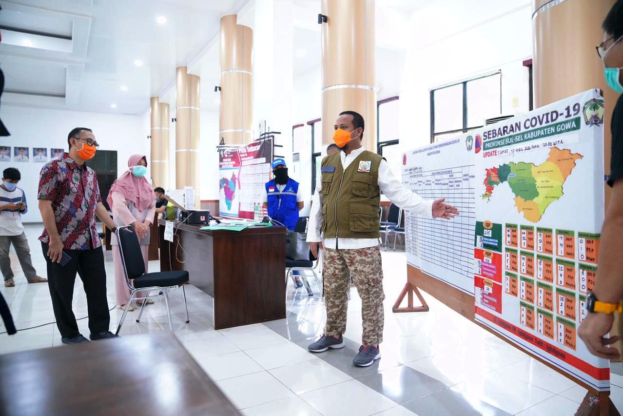 Wagub Sulsel Andi Sudirman Sulaiman, mengunjungi Posko Induk Gugus Tugas Percepatan Penanganan Virus Corona atau Covid-19 di Kabupaten Gowa.