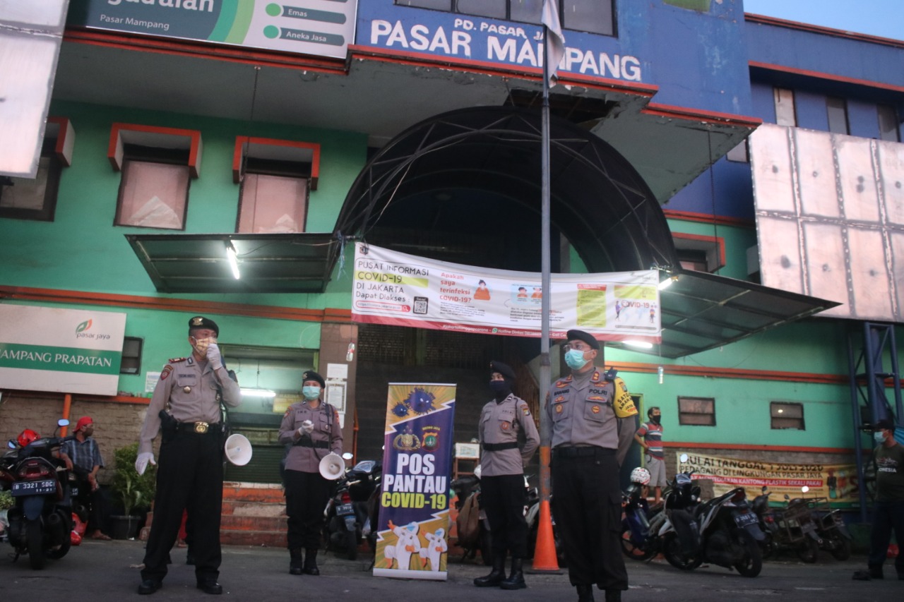  Puluhan anggota Ditsamapta PMJ menggelar Pos Pantau Mobile Covid-19 di sejumlah pasar di wilayah Jakarta.
