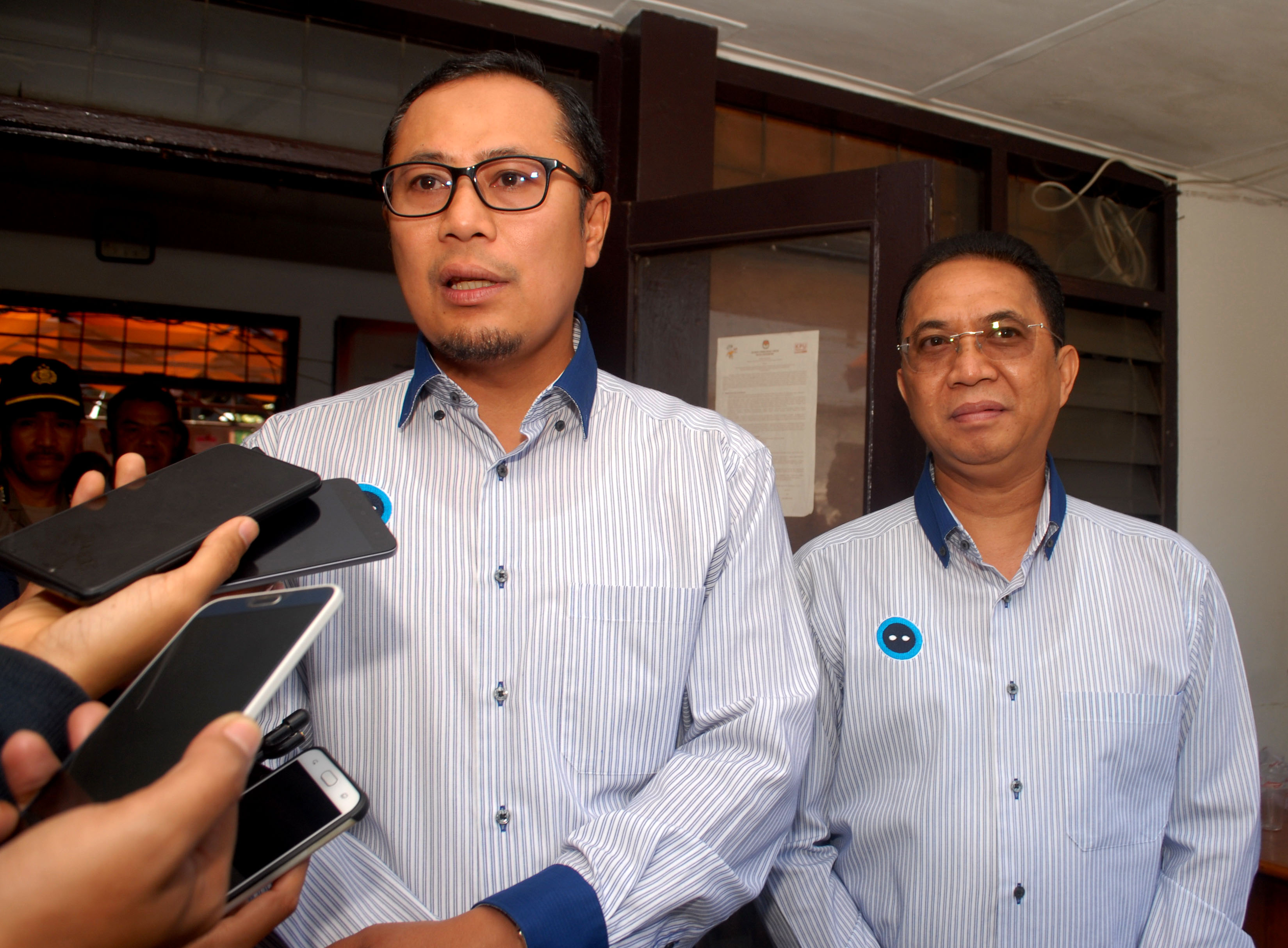 Wali Kota Sukabumi Achmad Fahmi (kiri)