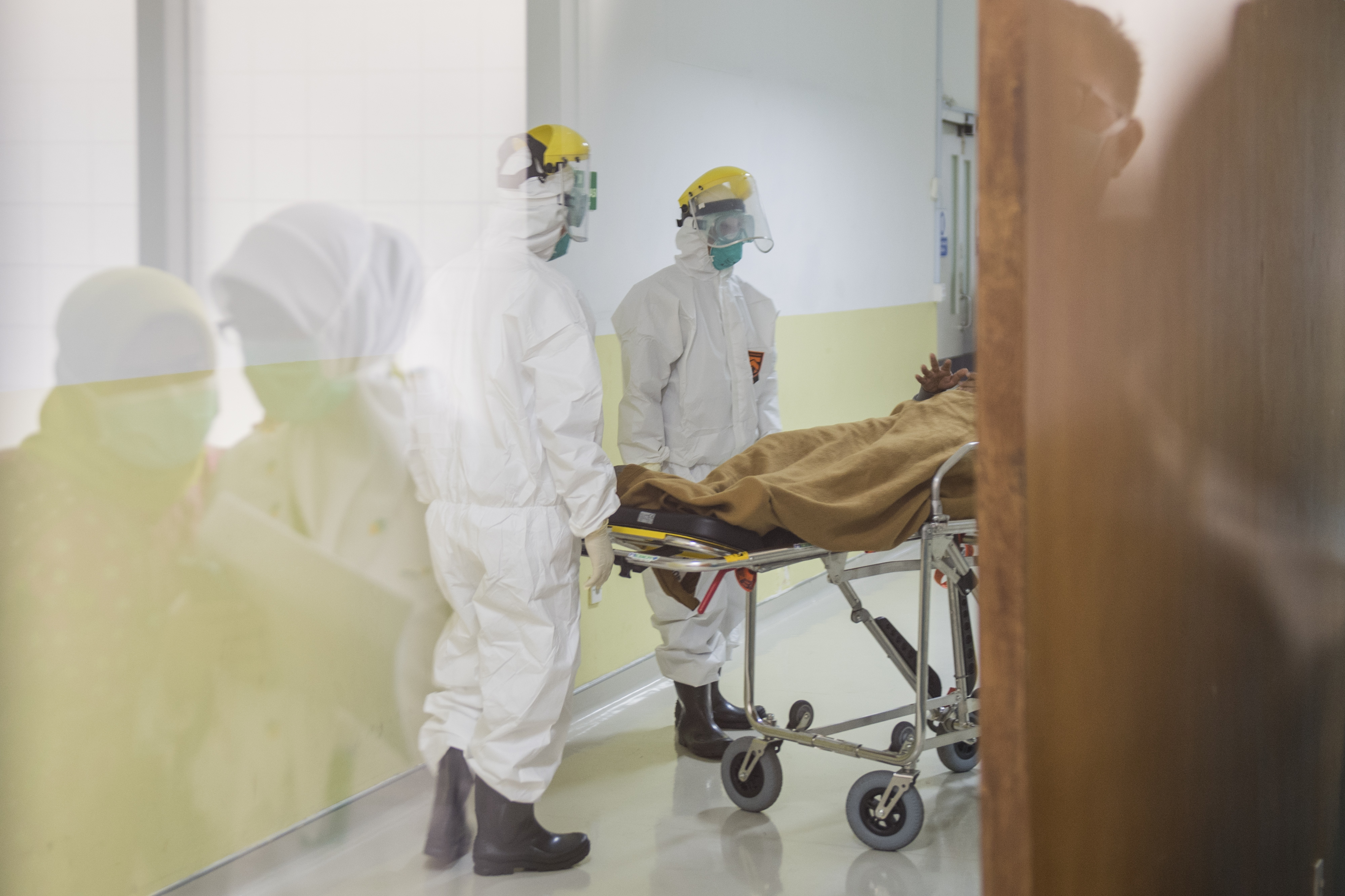 Alat pelindung diri (APD) wajib bagi tenaga yang menangani kasus Covid-19 