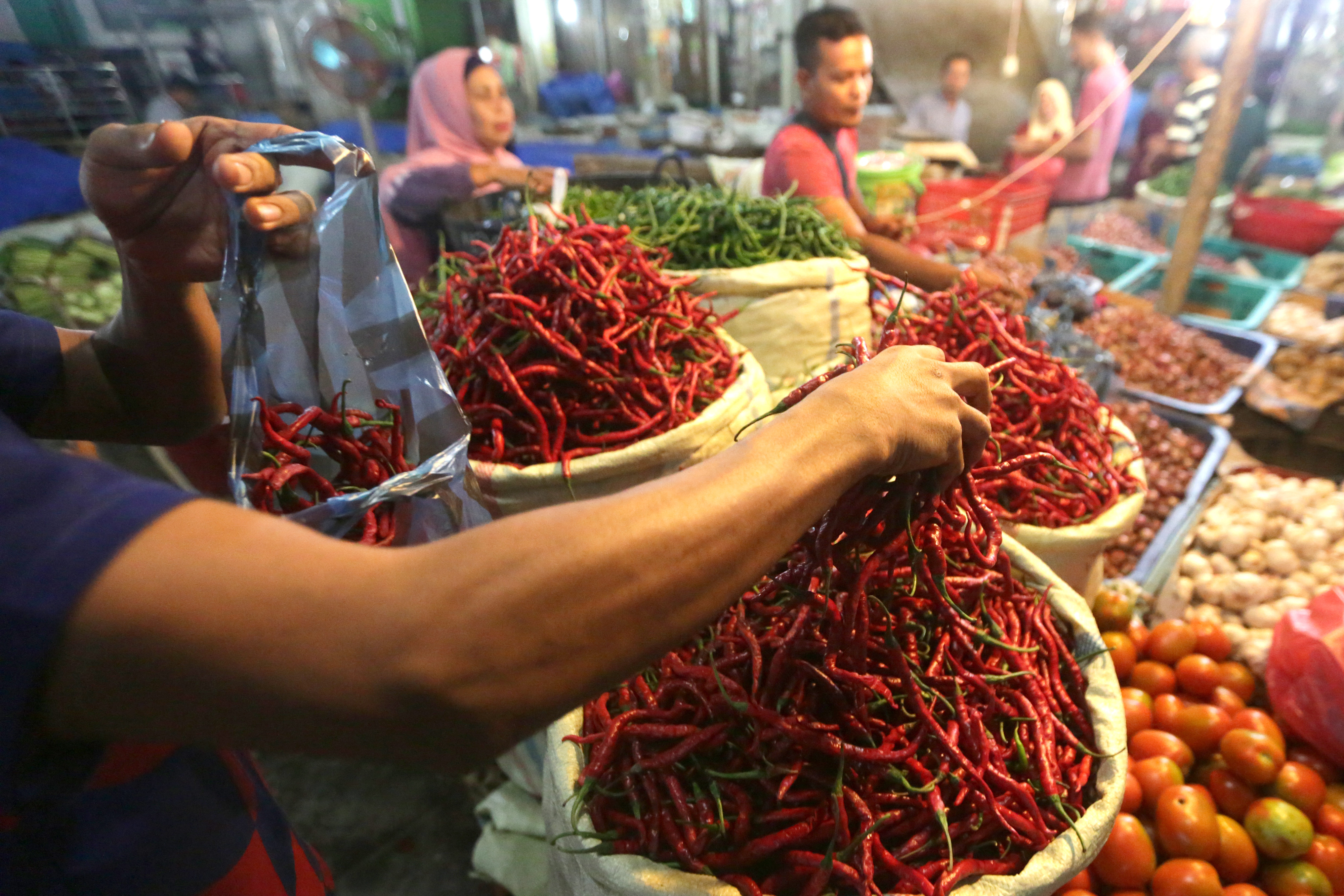 Konsumen memilih cabai merah yang dijajakan pedagang di pasar tradisional Peunayong, Banda Aceh, Aceh.
