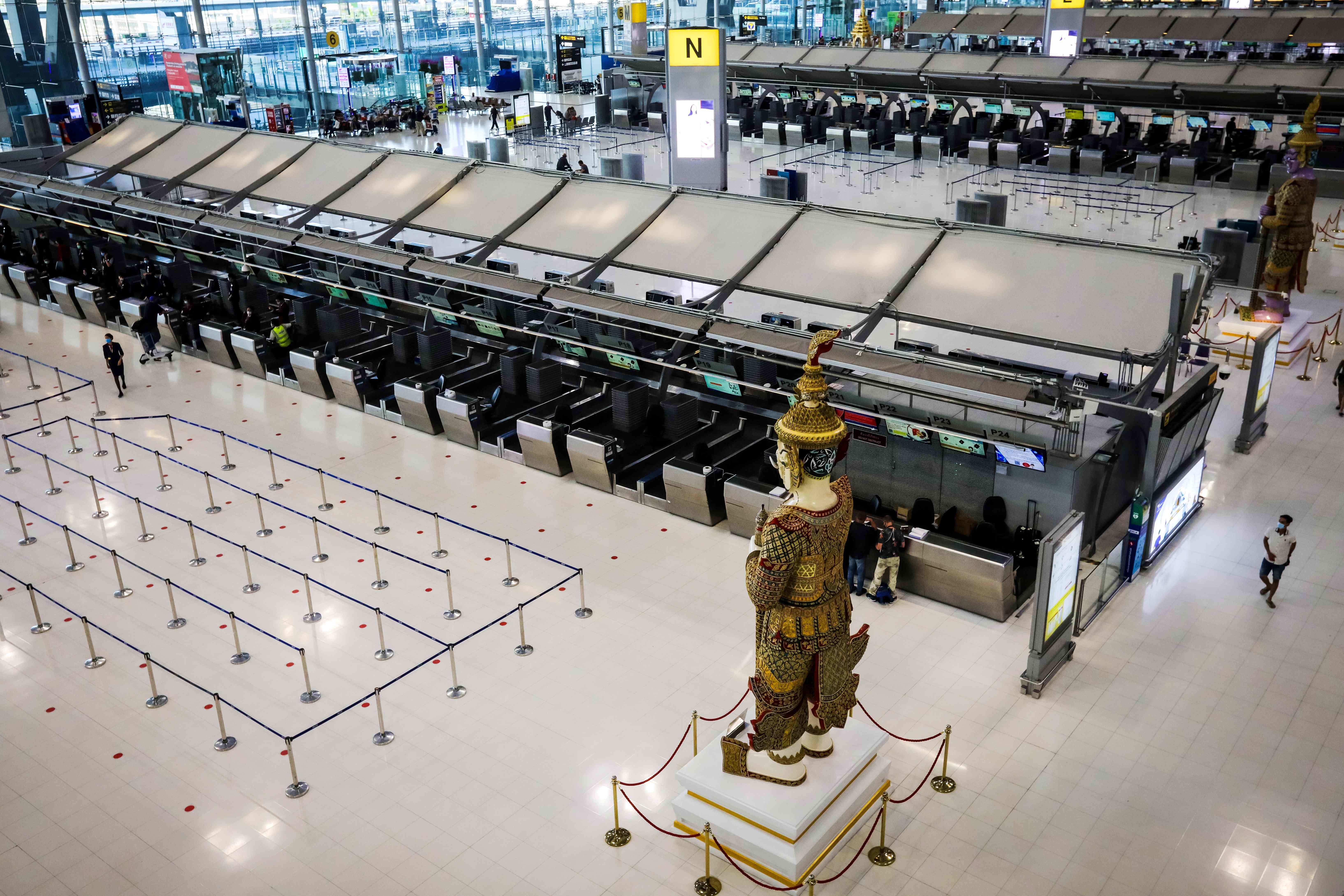 Situasi terminal Bandara Suvarnabhumi di Bangkok, Thailand, yang sepi penumpang akibat pandemi covid-19.