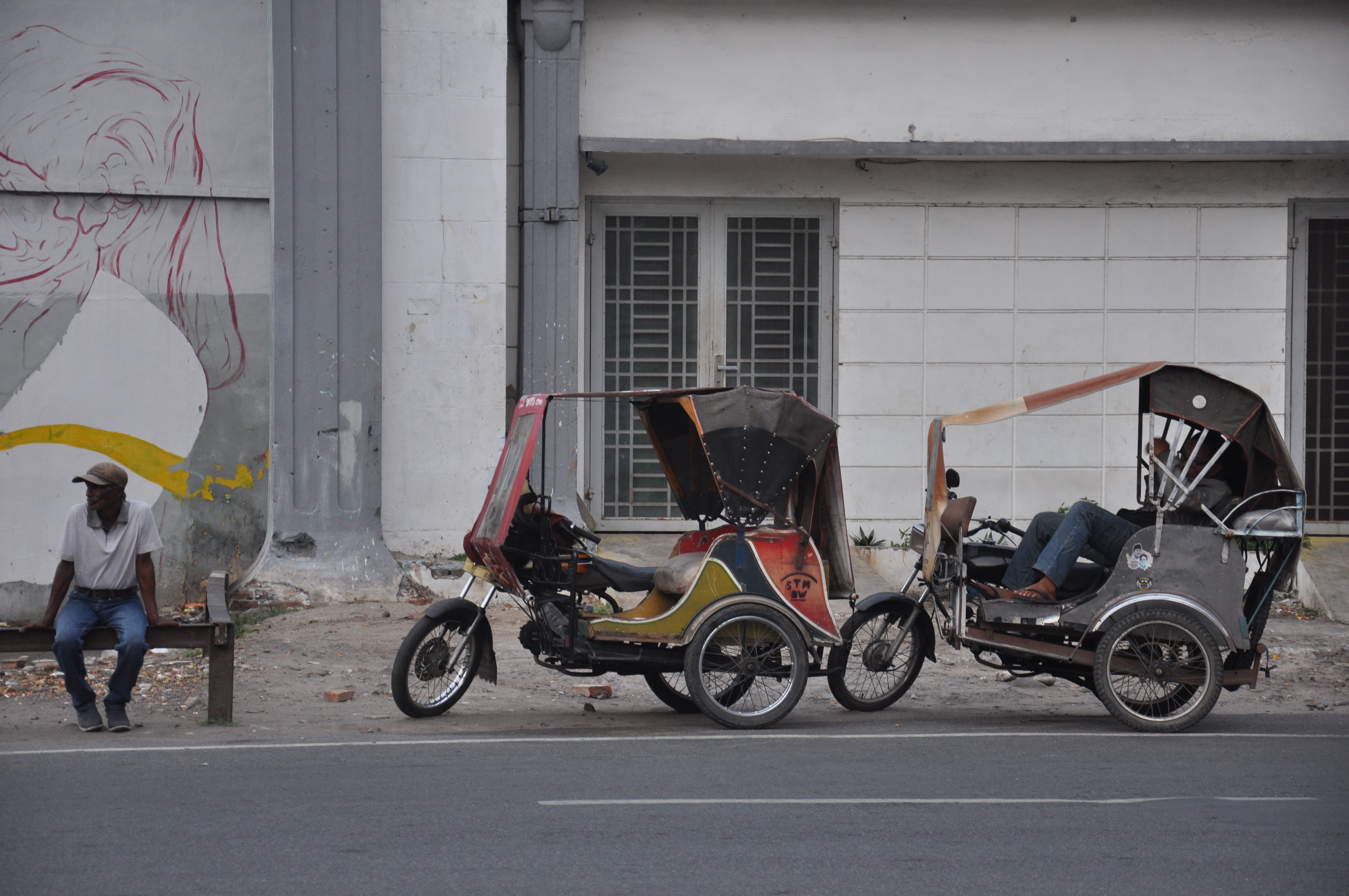 Penarik becak motor (betor) menunggu calon penumpang di Jalan Stasiun Medan, Sumatra Utara, Minggu (5/4).
