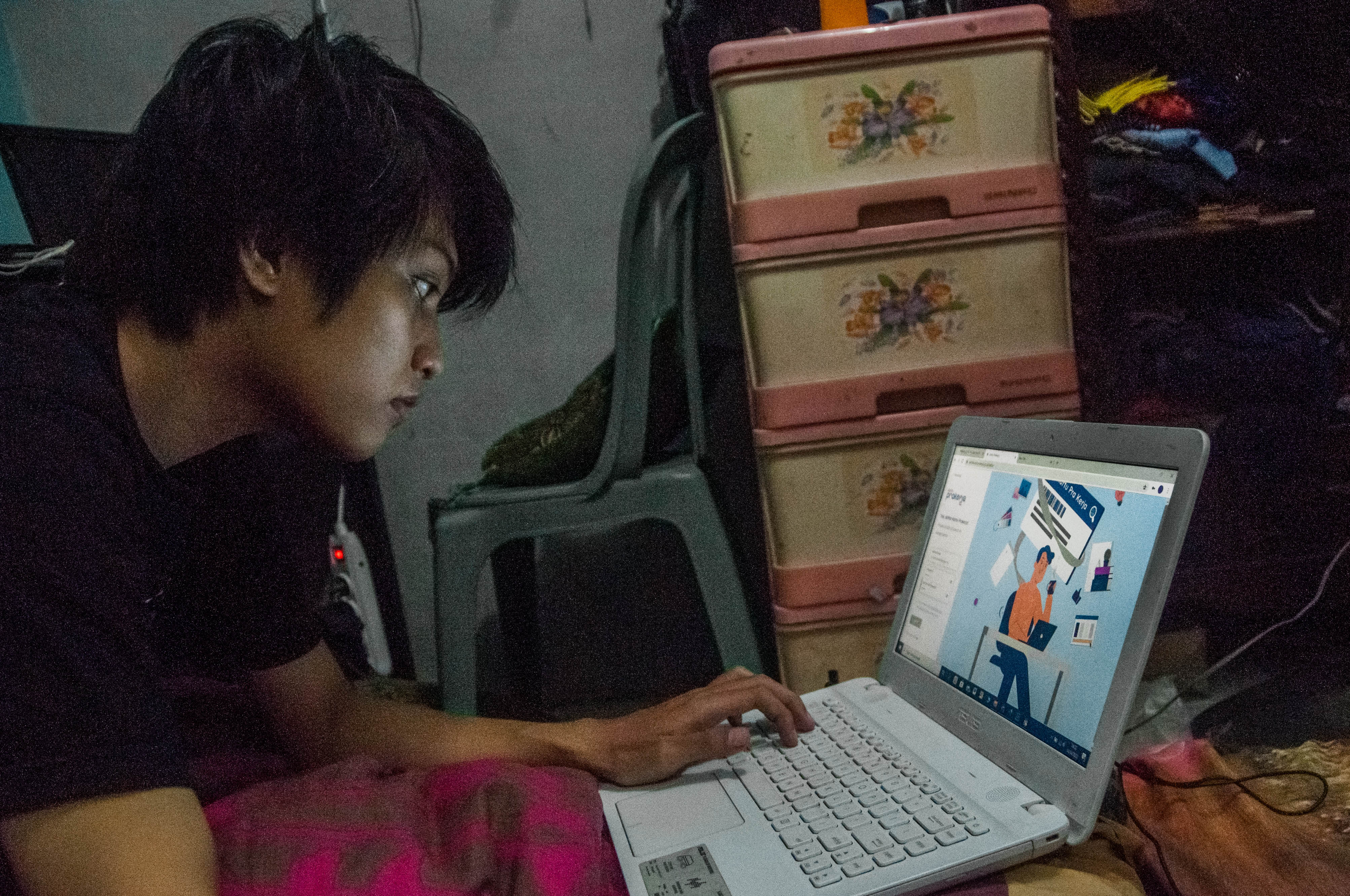 Warga mengisi formulir pendaftaran Kartu Pra Kerja secara daring di Kampung Pasir Babakan, Lebak, Banten, Selasa (14/4).